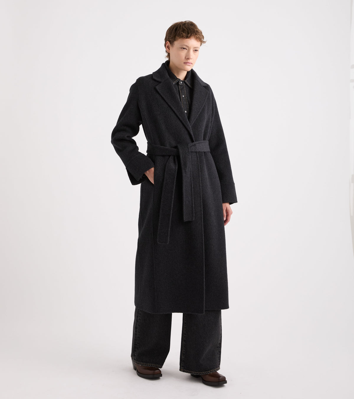 Cappotto con revers e cintura bianco e nero