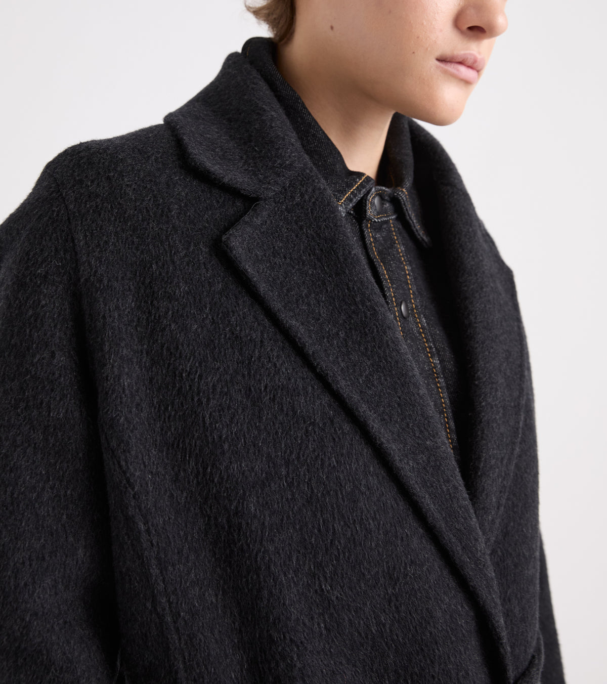 Cappotto con revers e cintura bianco e nero