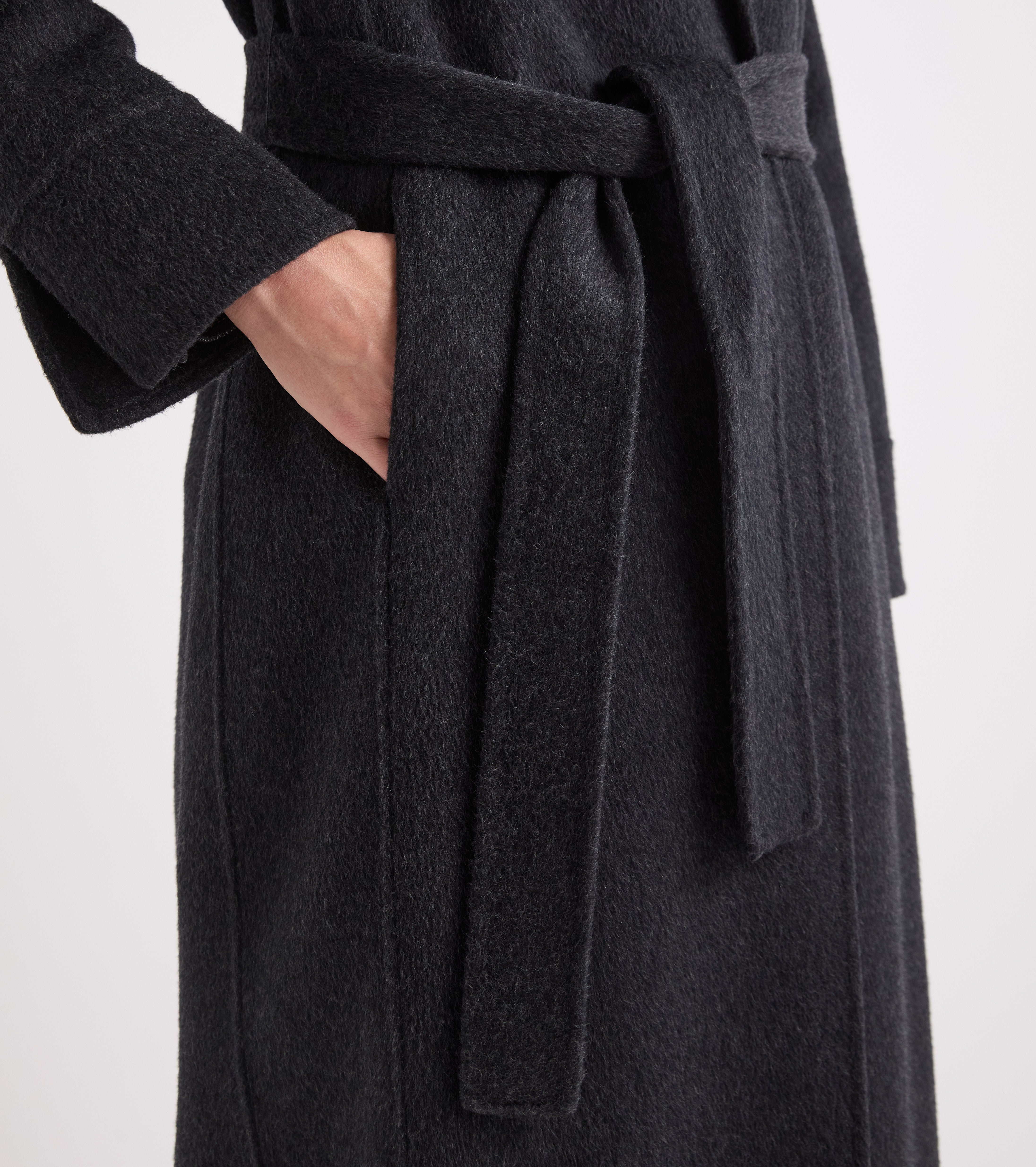 Cappotto con revers e cintura bianco e nero
