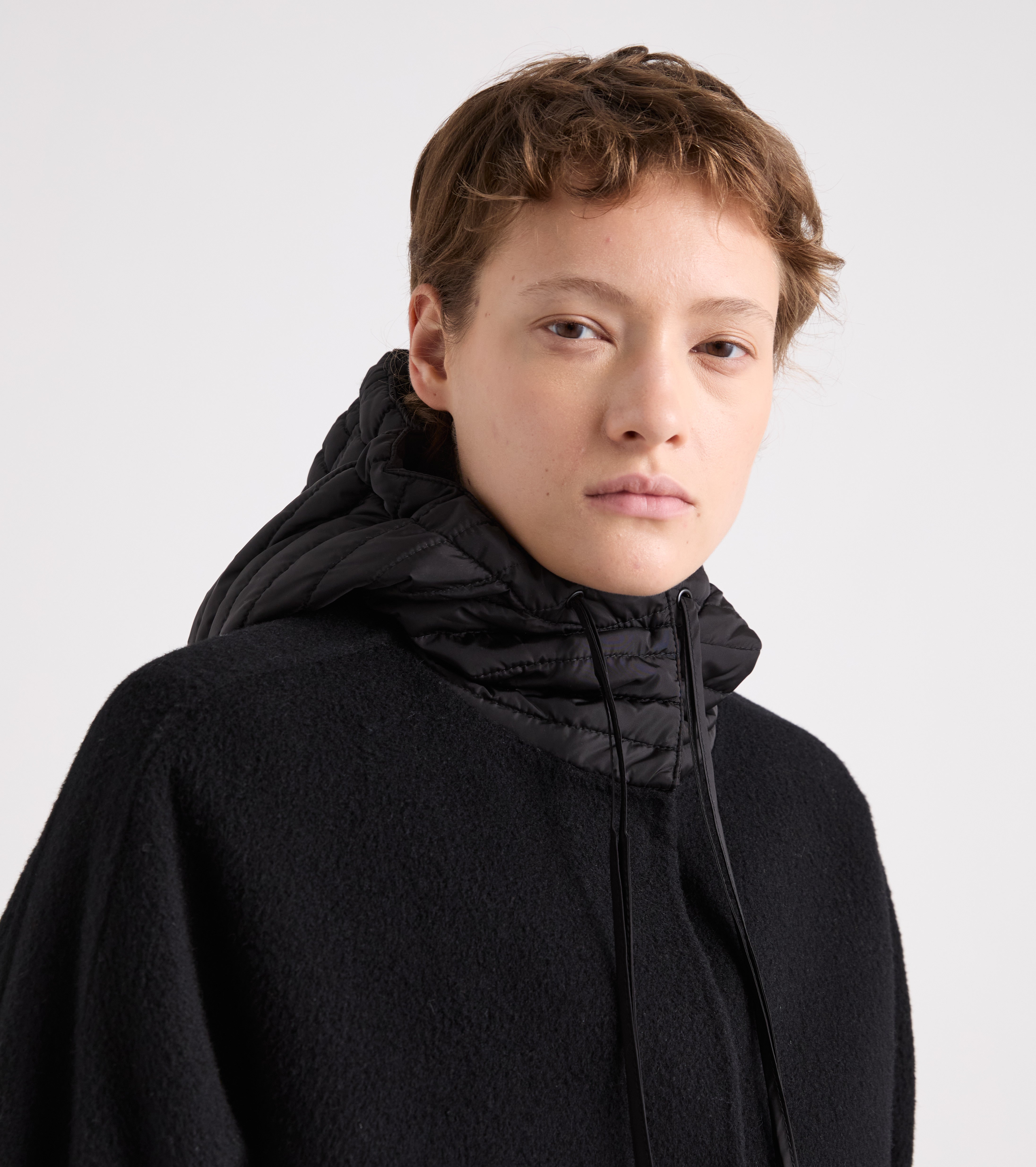 Cappotto con cappuccio in nylon bianco e nero