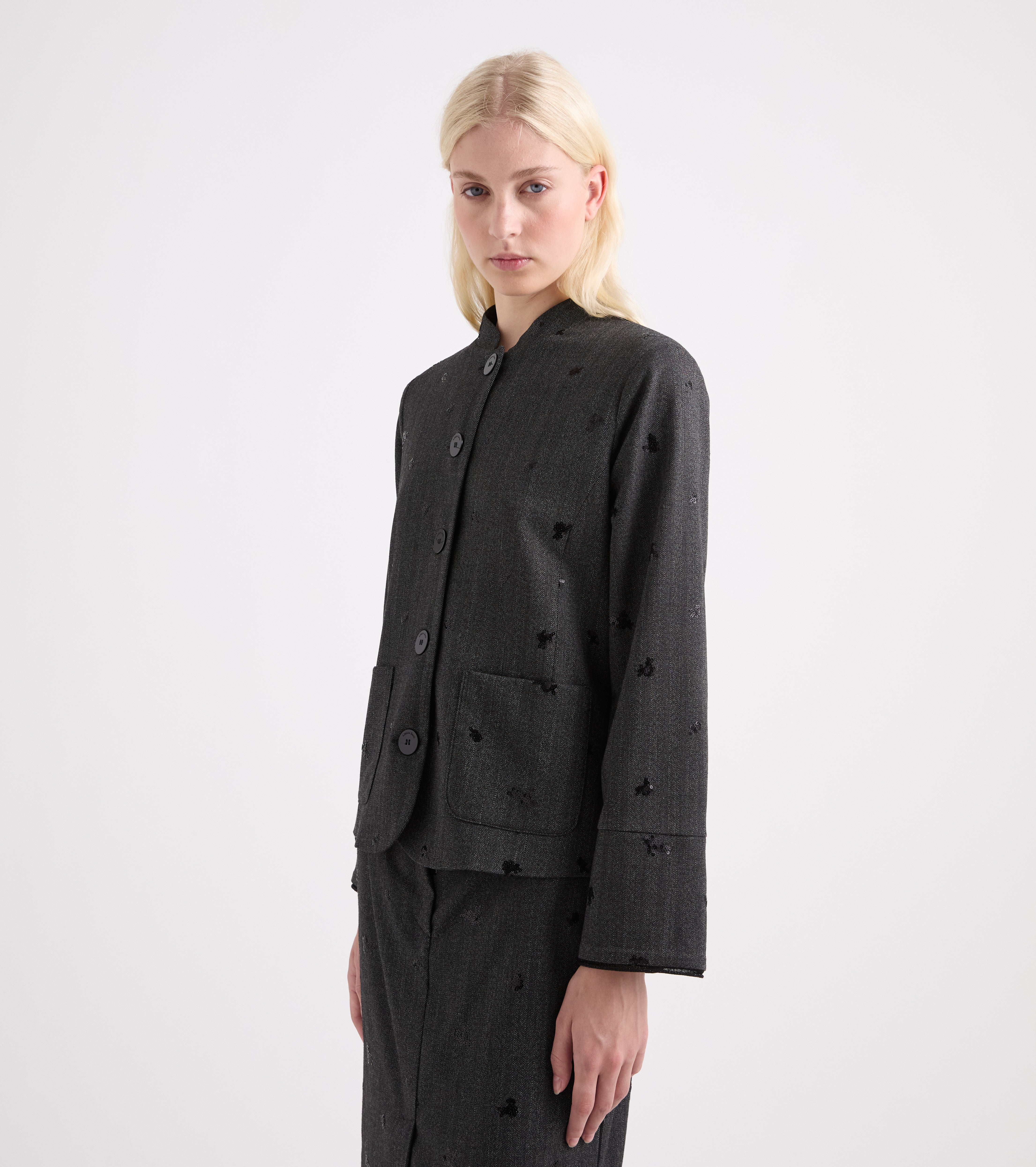 Chaqueta elástica con bordados y botones en tonos sal y pimienta