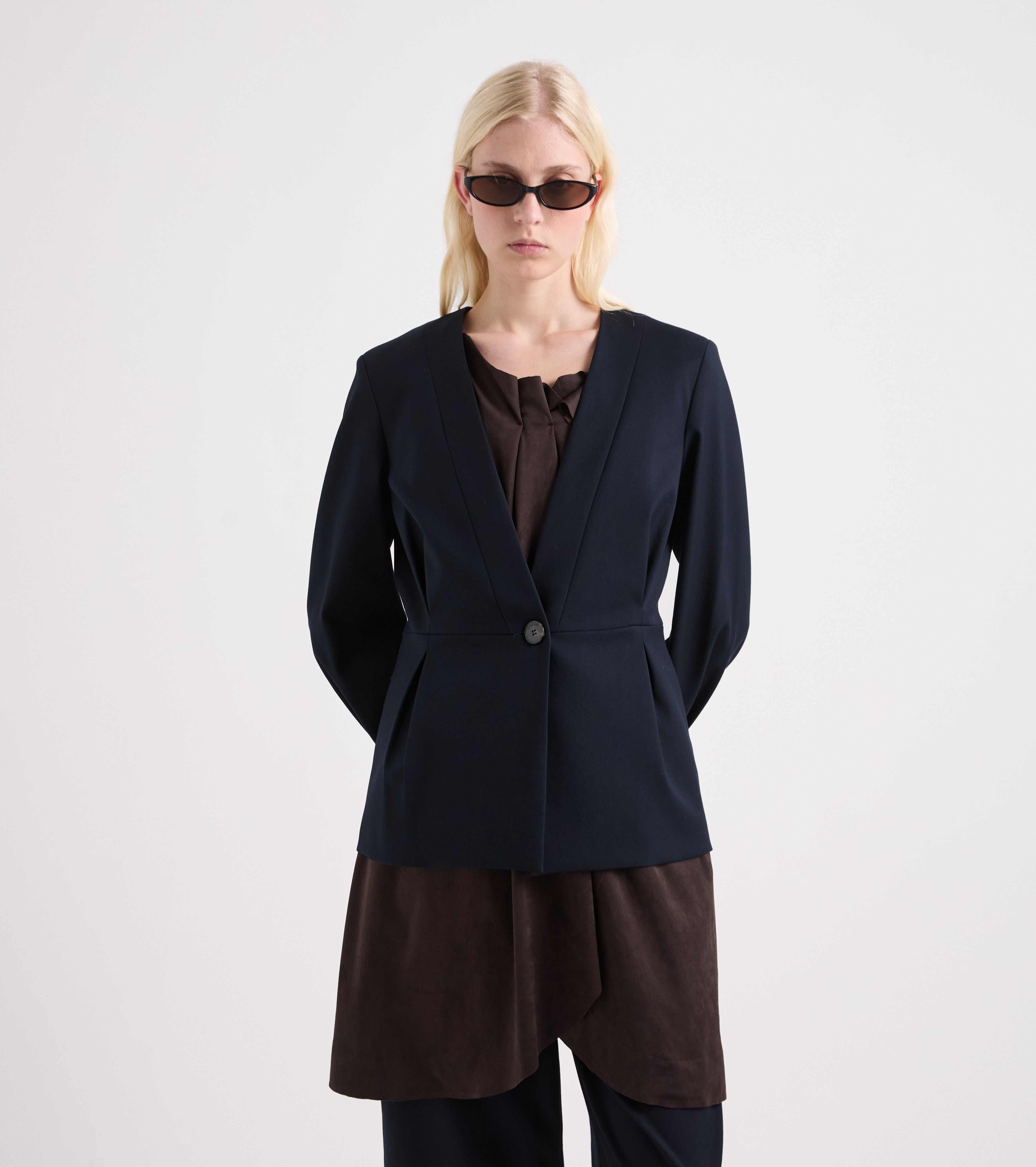 Giacca in viscosa stretch con bottone abisso