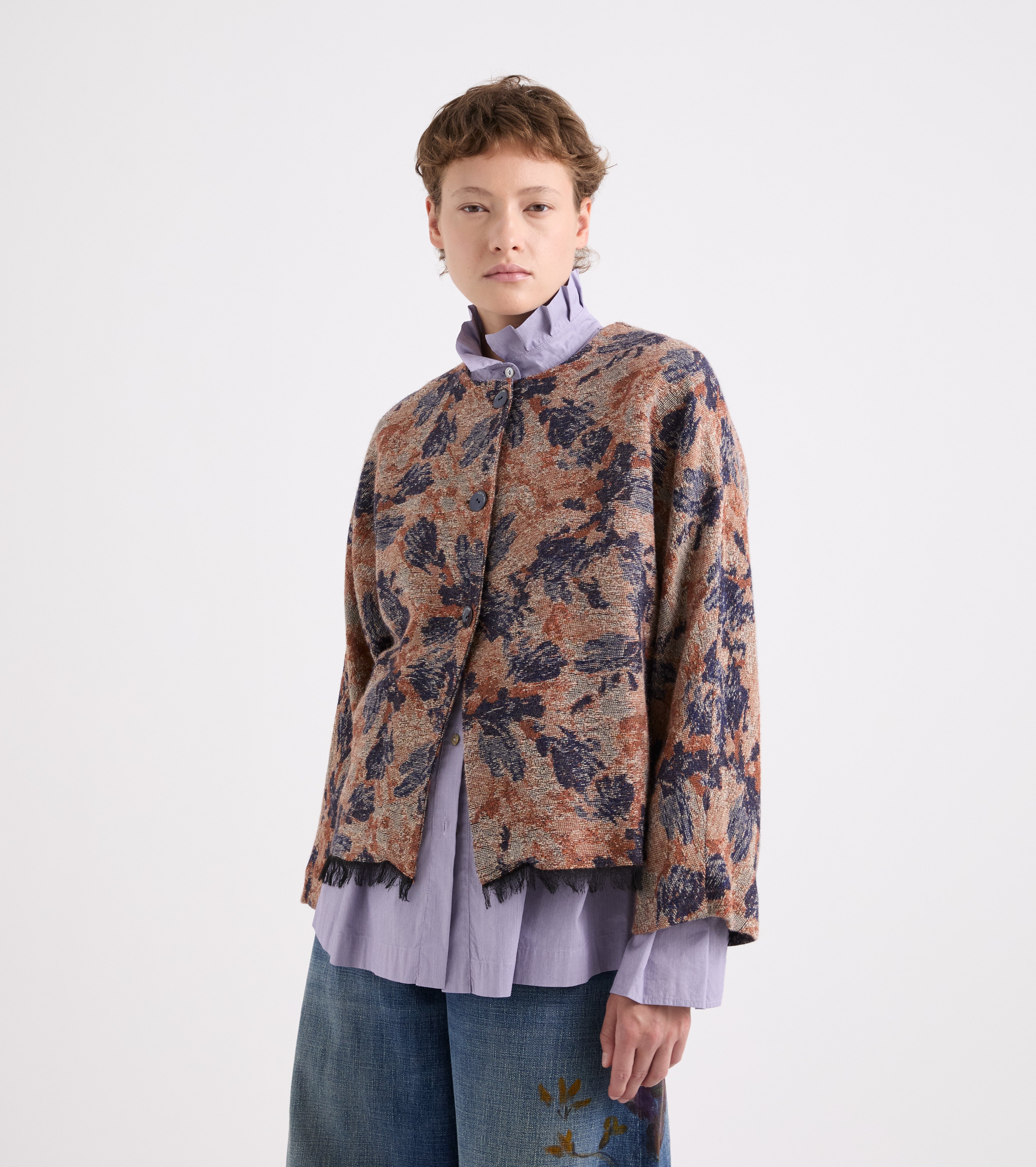 Jakke i alpaca-blanding med blomsterprint i sandfarvet dun