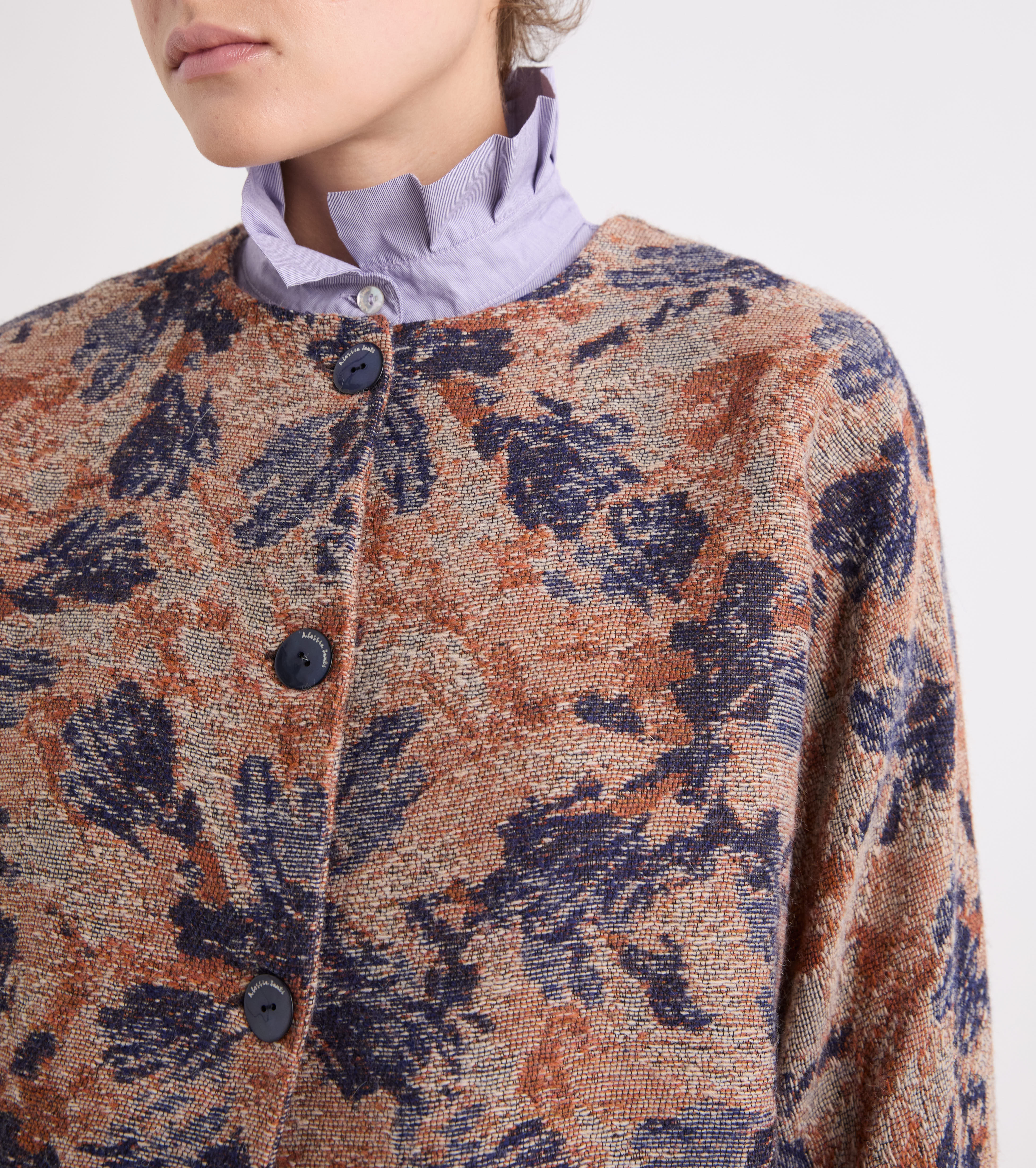 Jakke i alpaca-blanding med blomsterprint i sandfarvet dun