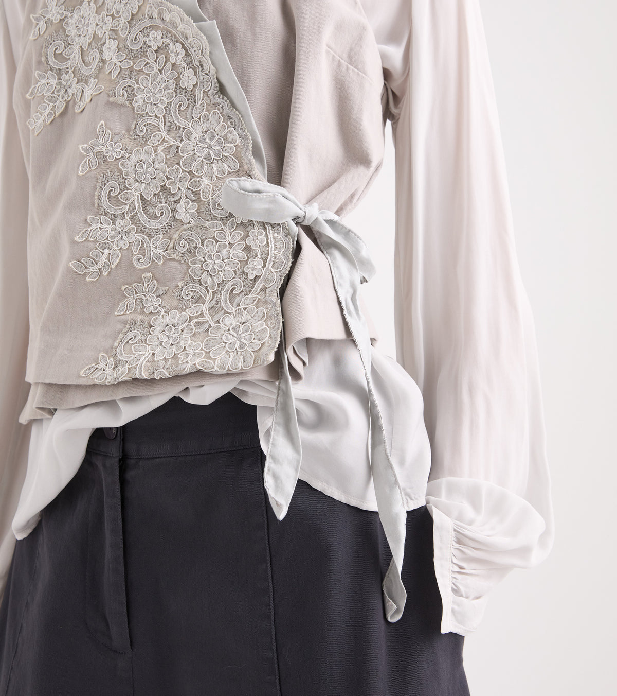 Gilet stretch con pizzo e rouches bianco e nero