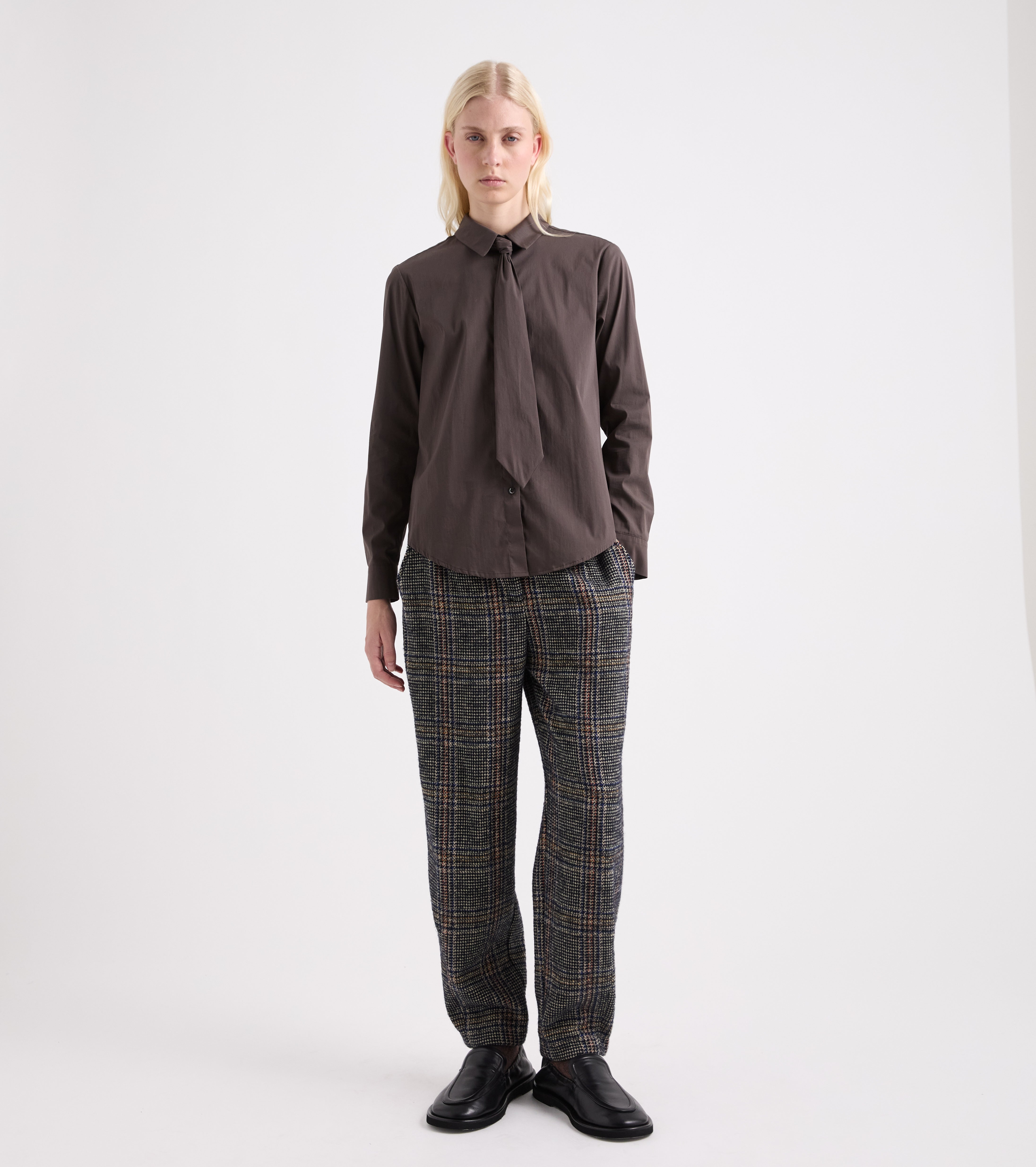Stretchskjorte med ebony-farvet slips