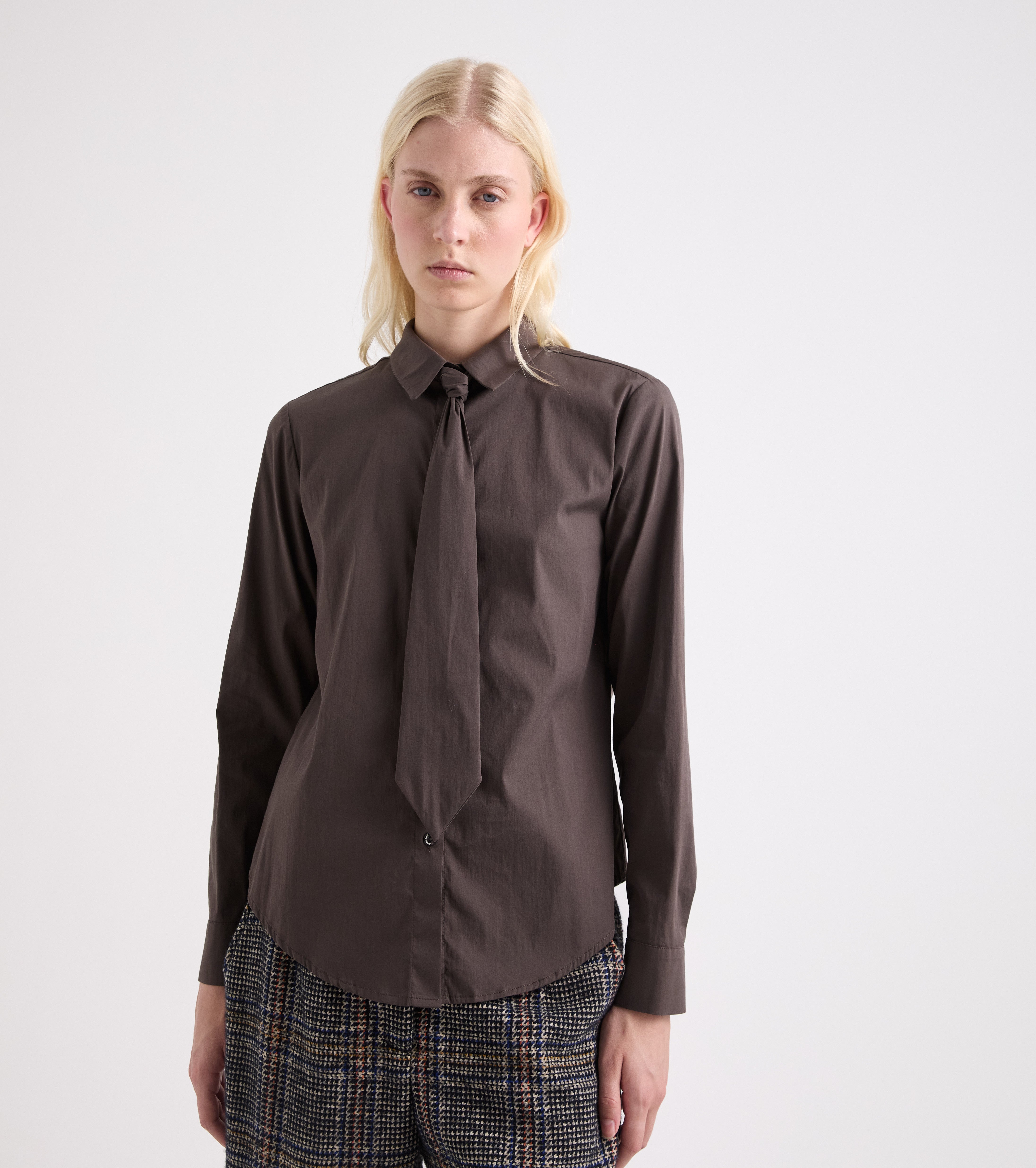 Stretchskjorte med ebony-farvet slips