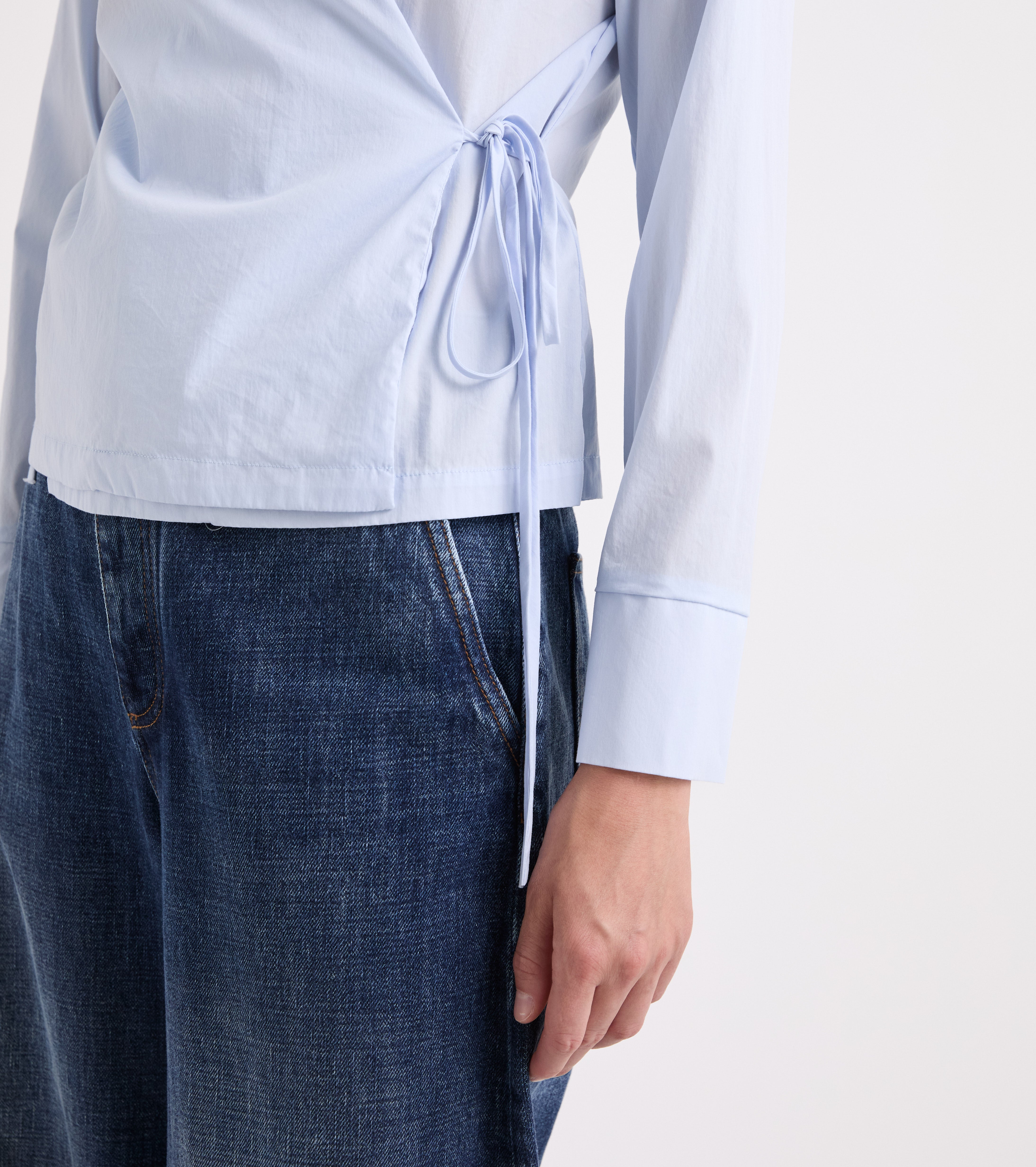 Stretchbluse med V-udskæring i glas
