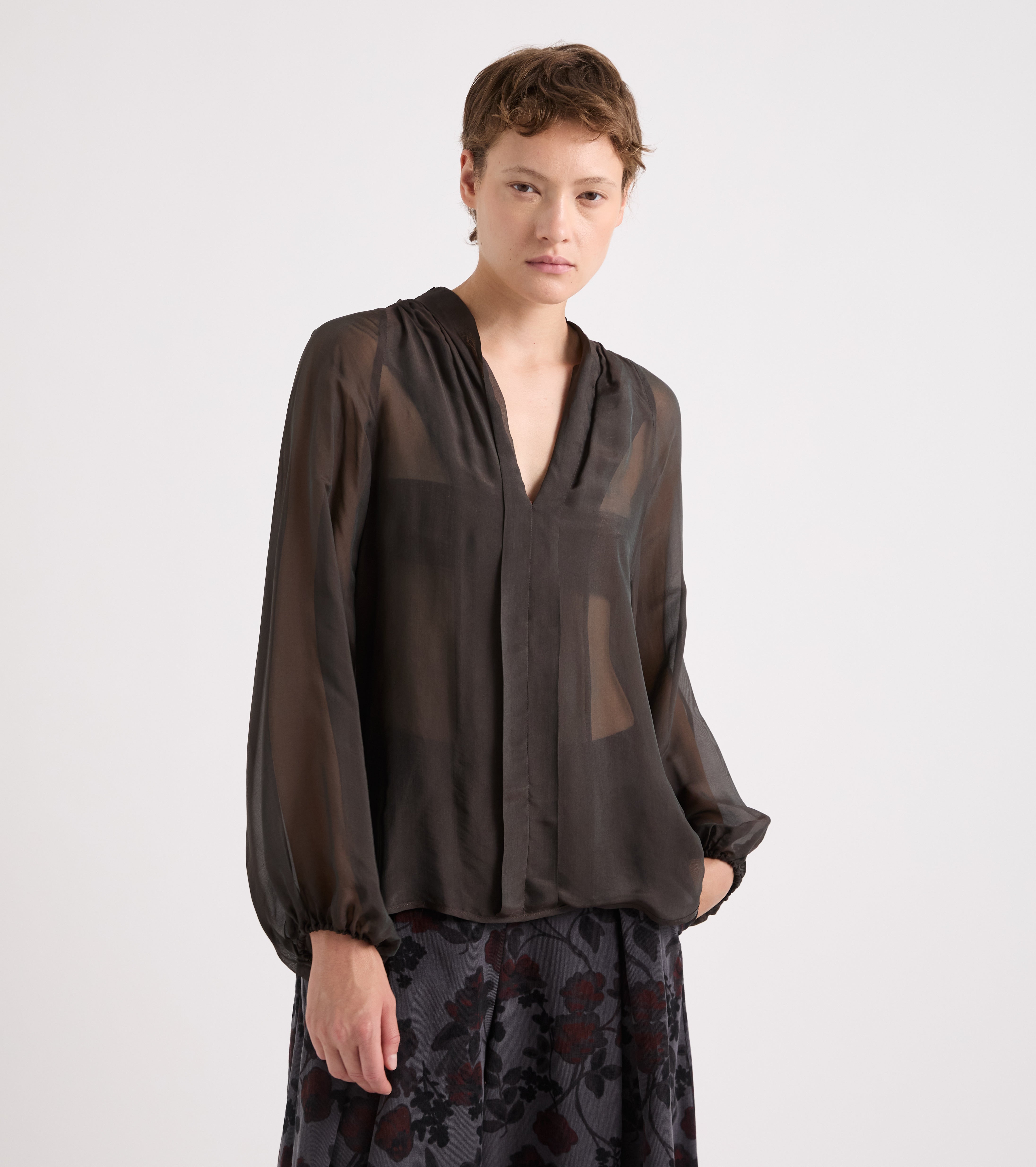 Bluse med V-udskæring i ebony