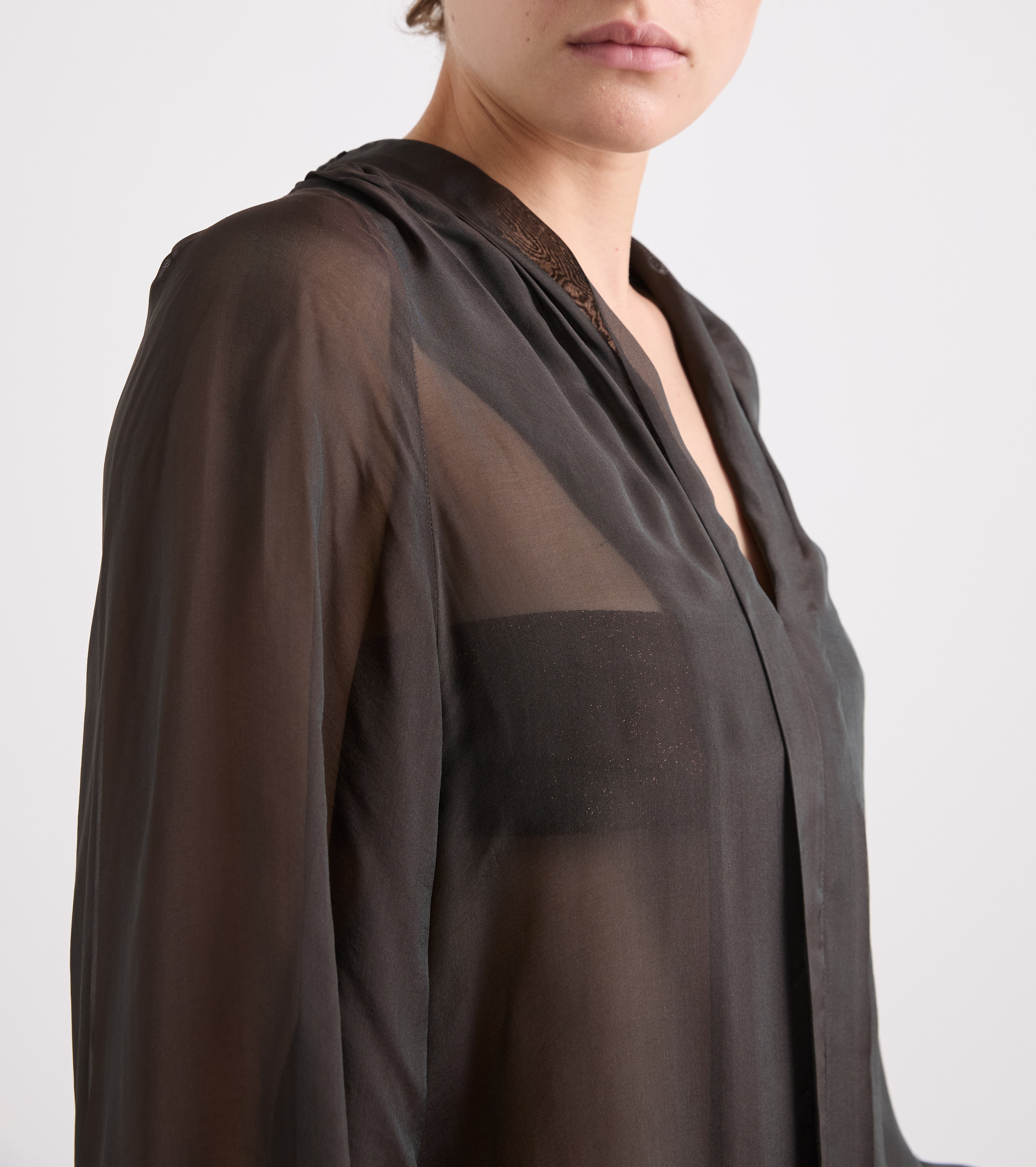 Bluse med V-udskæring i ebony