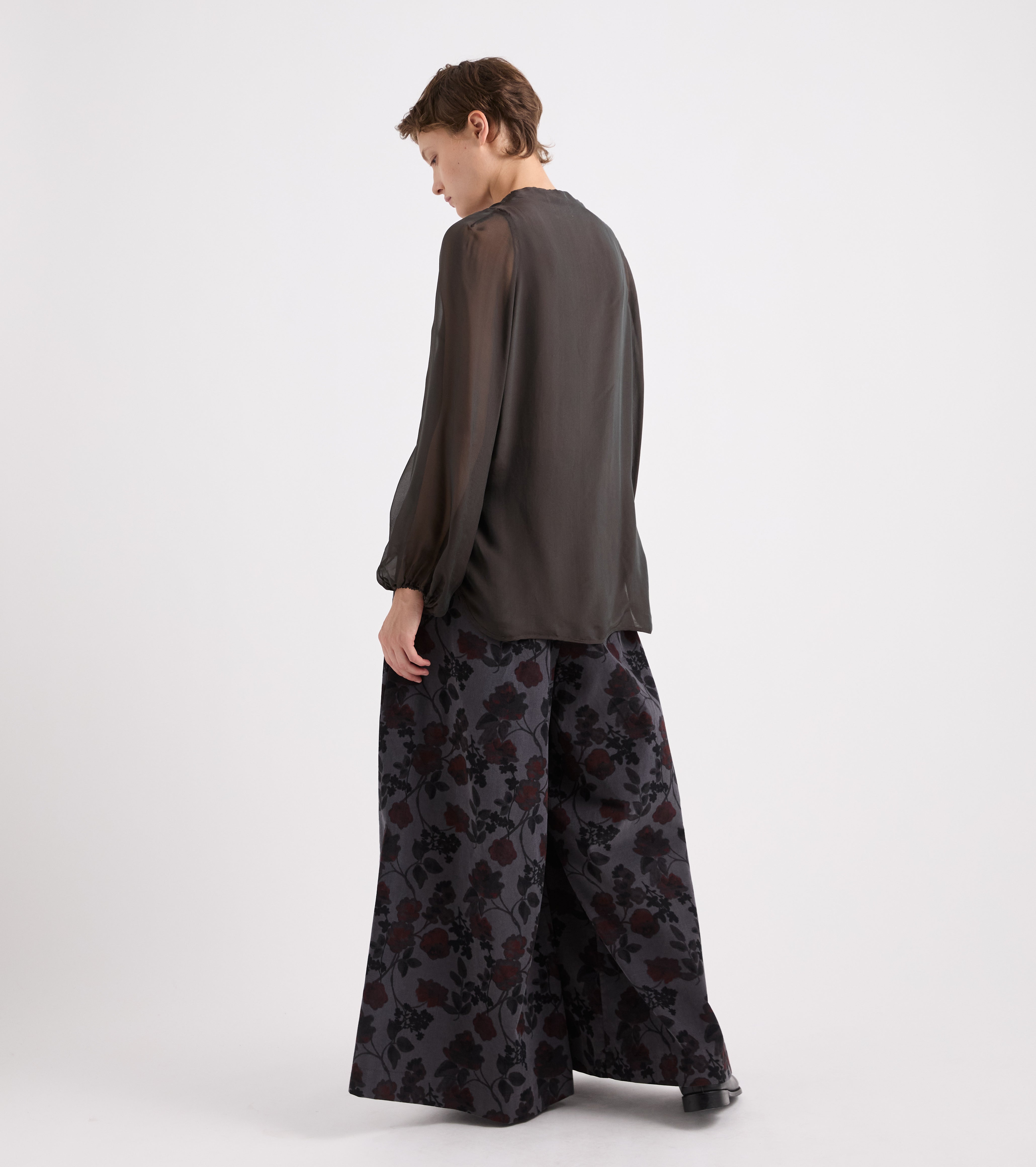 Bluse med V-udskæring i ebony