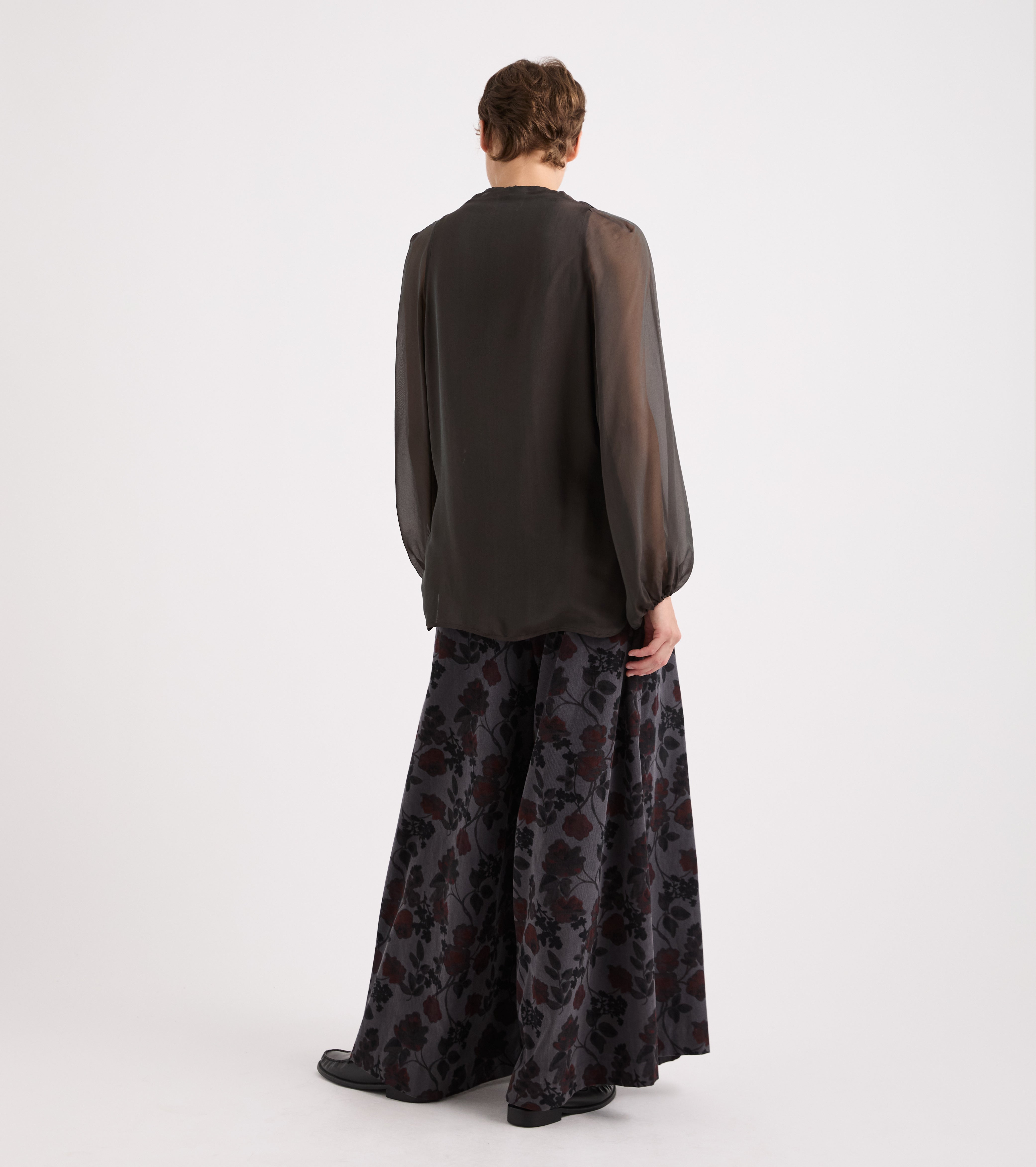 Bluse med V-udskæring i ebony