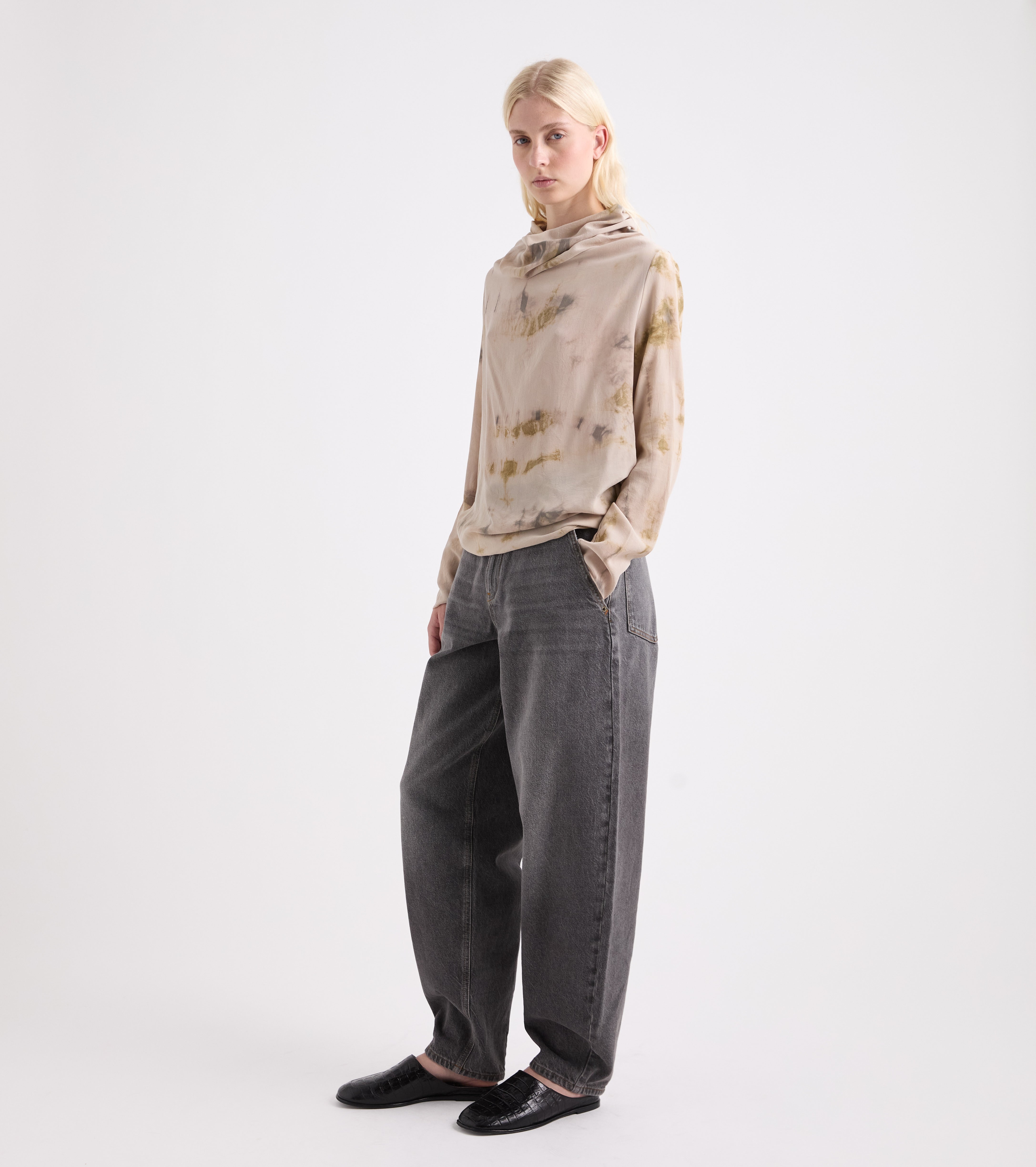 Bluse med høj krave og drapering med snor