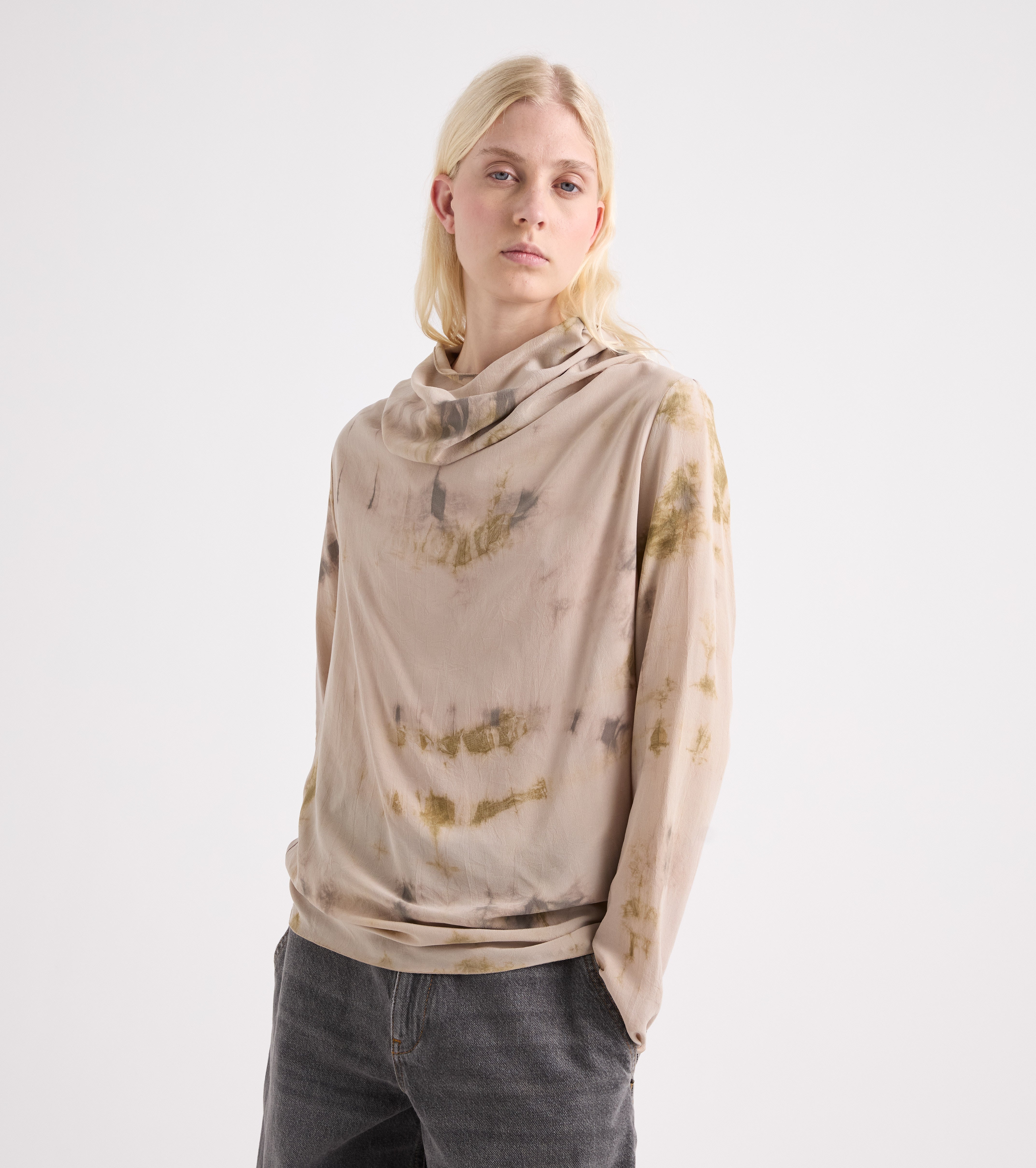 Bluse med høj krave og drapering med snor