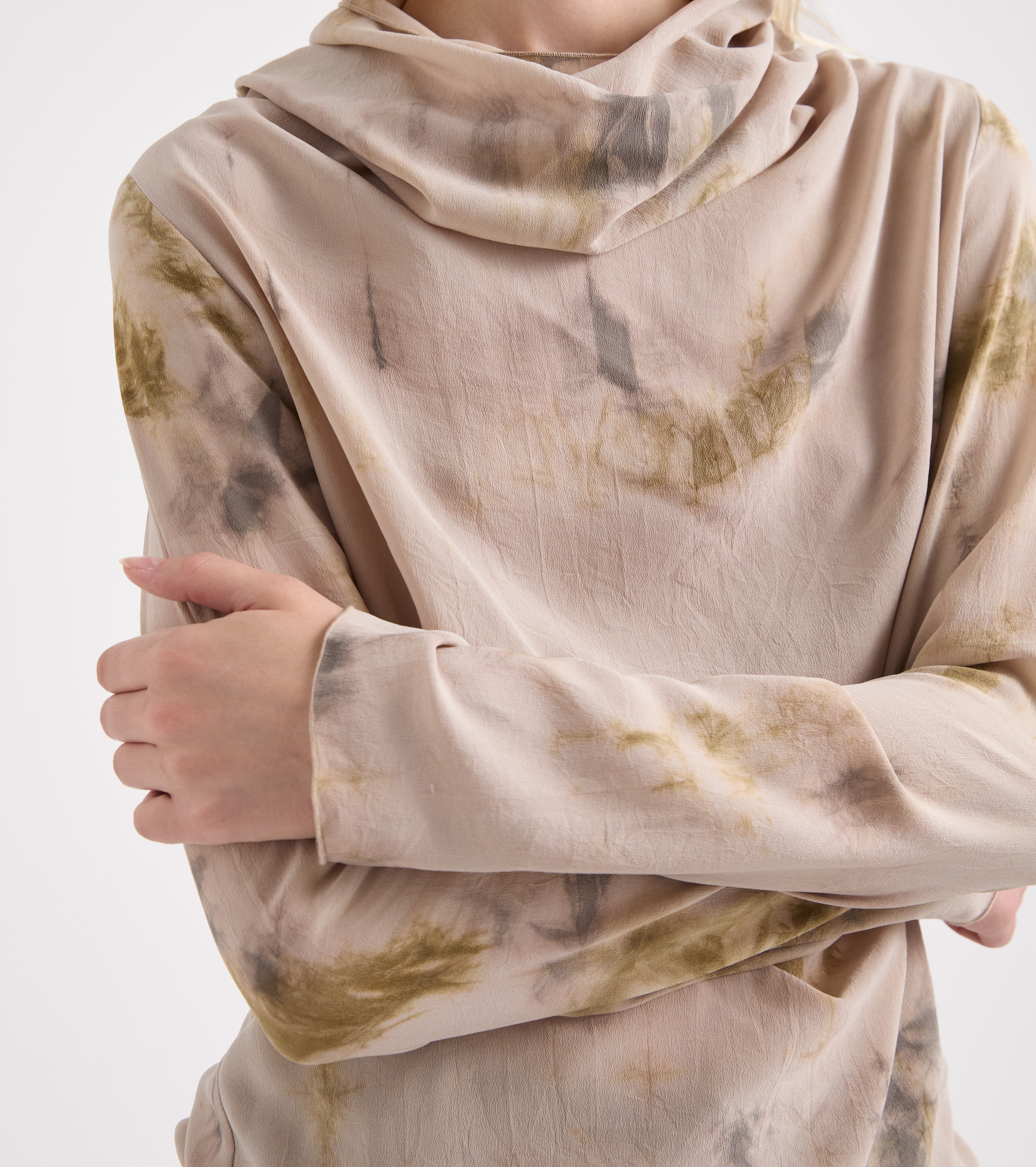 Blusa con collo alto drappeggiato corda