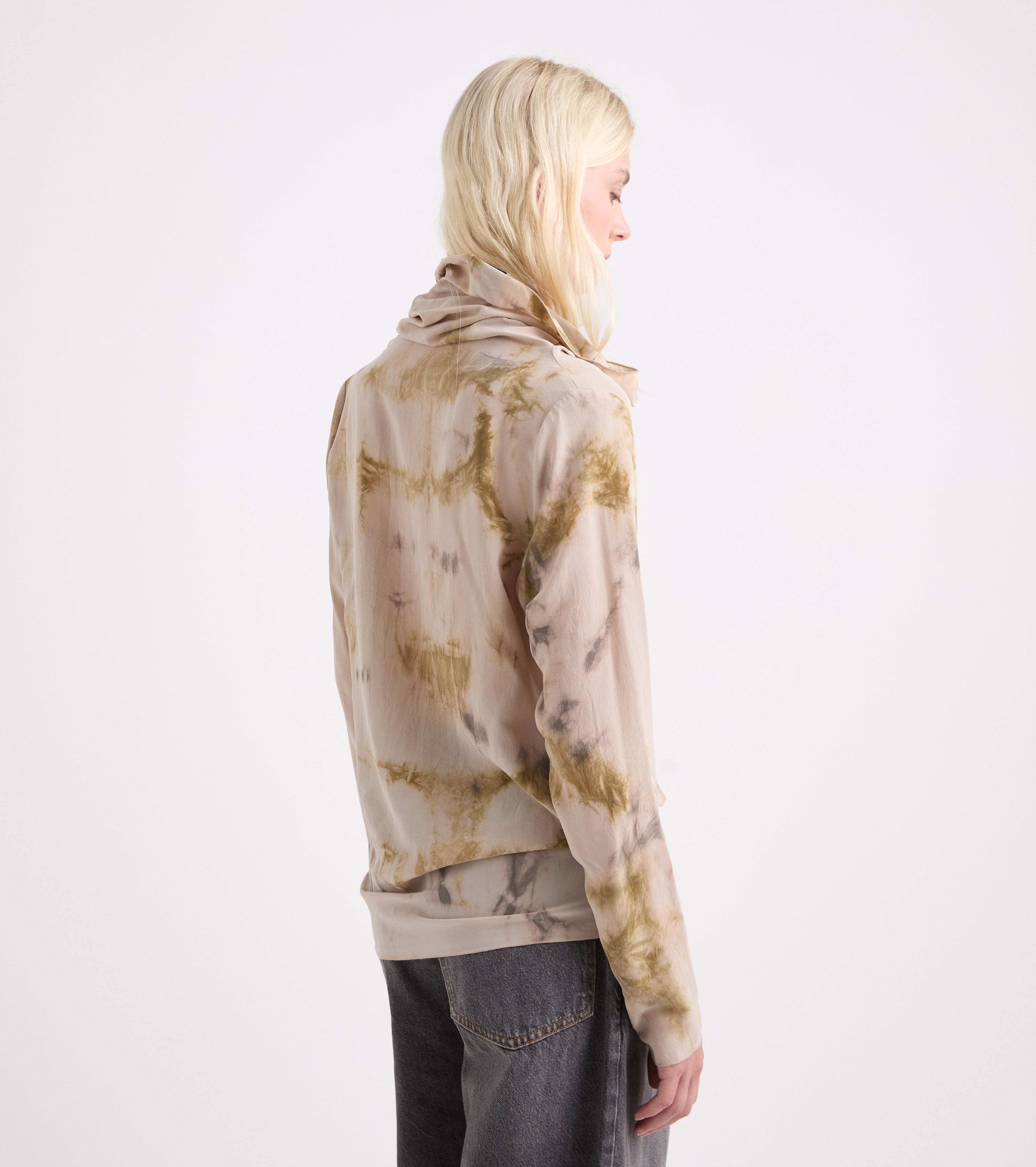 Blusa con collo alto drappeggiato corda