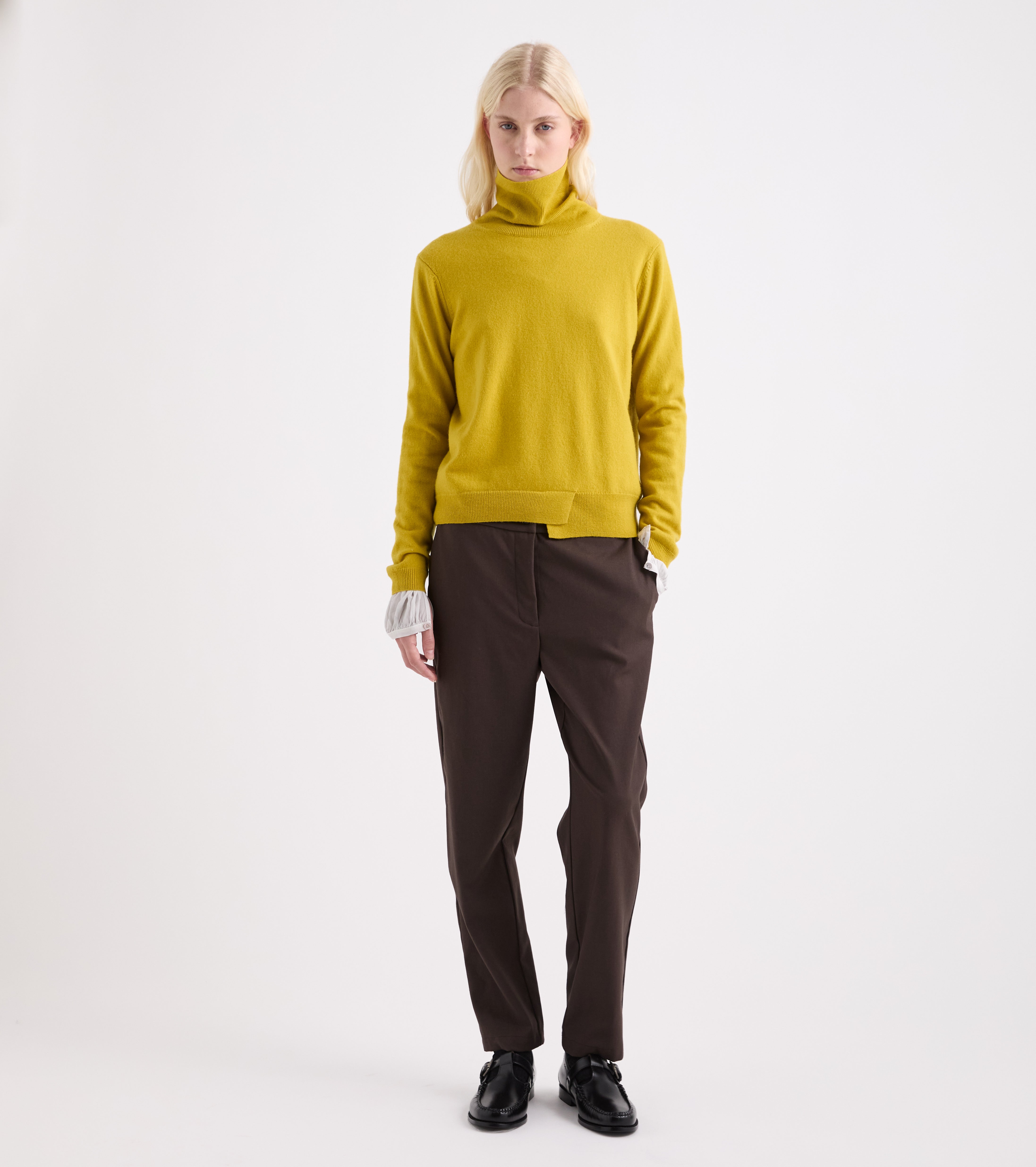 Rullekravesweater i uldblanding i olivenfarve