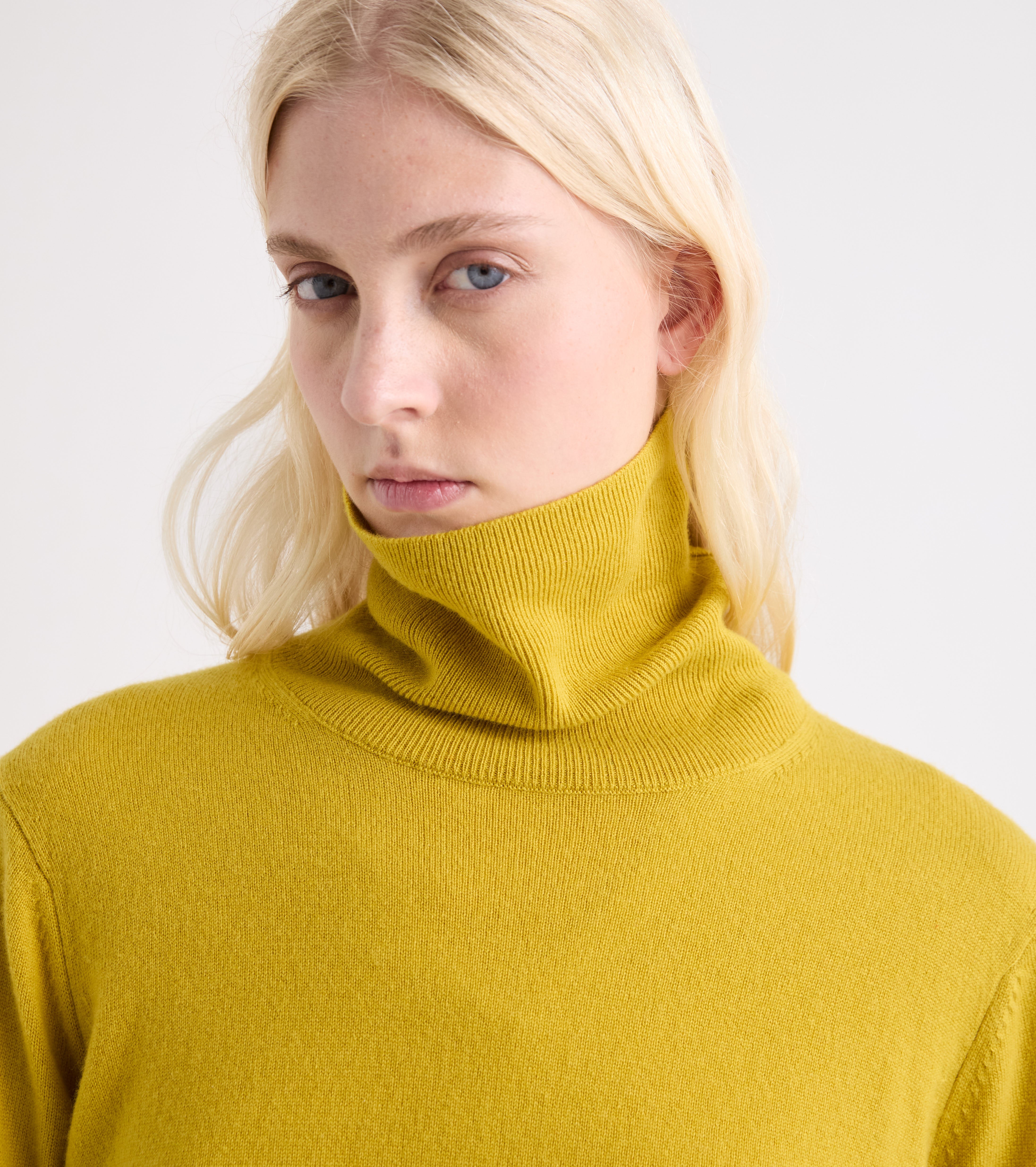Rullekravesweater i uldblanding i olivenfarve