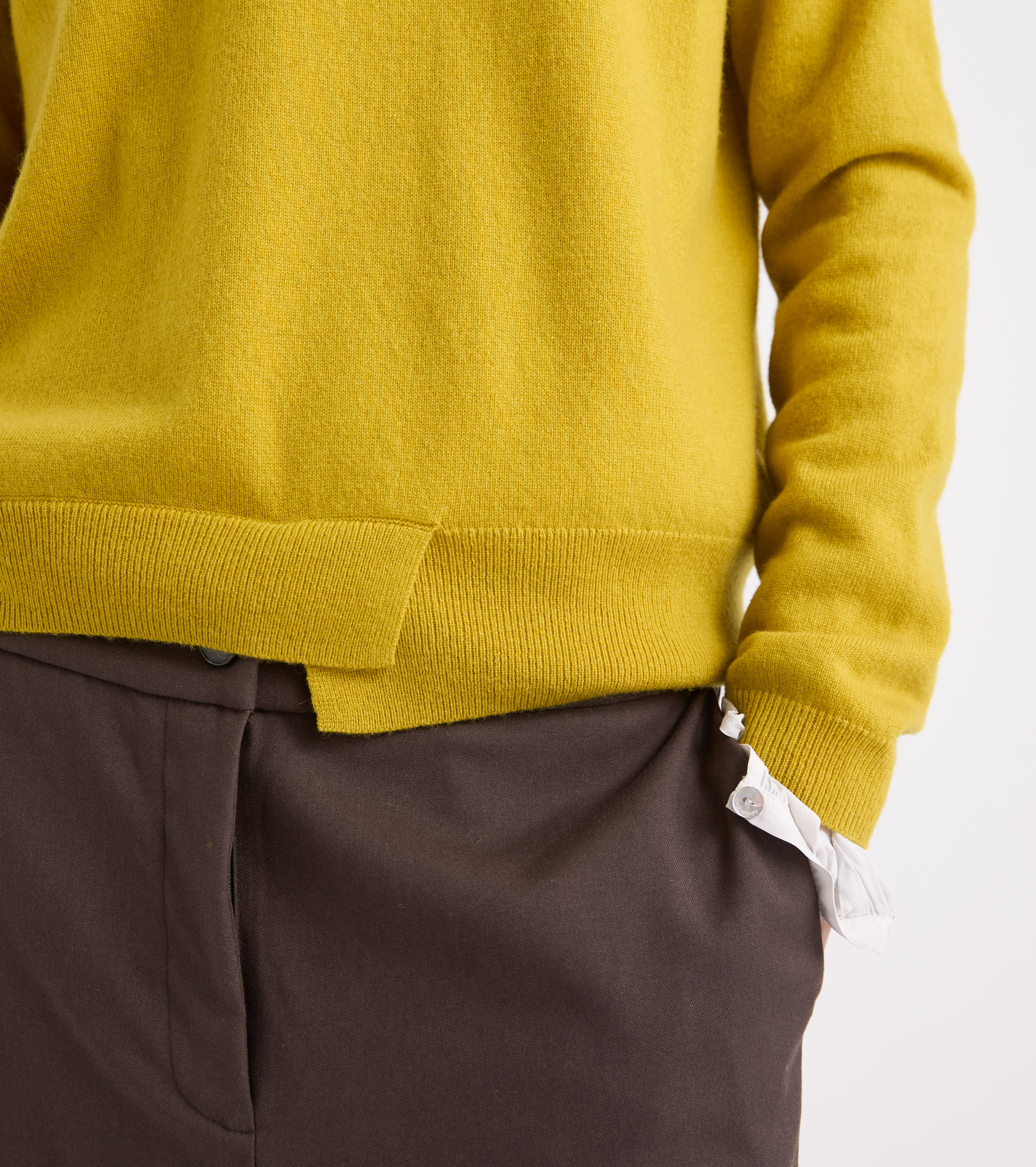 Rullekravesweater i uldblanding i olivenfarve