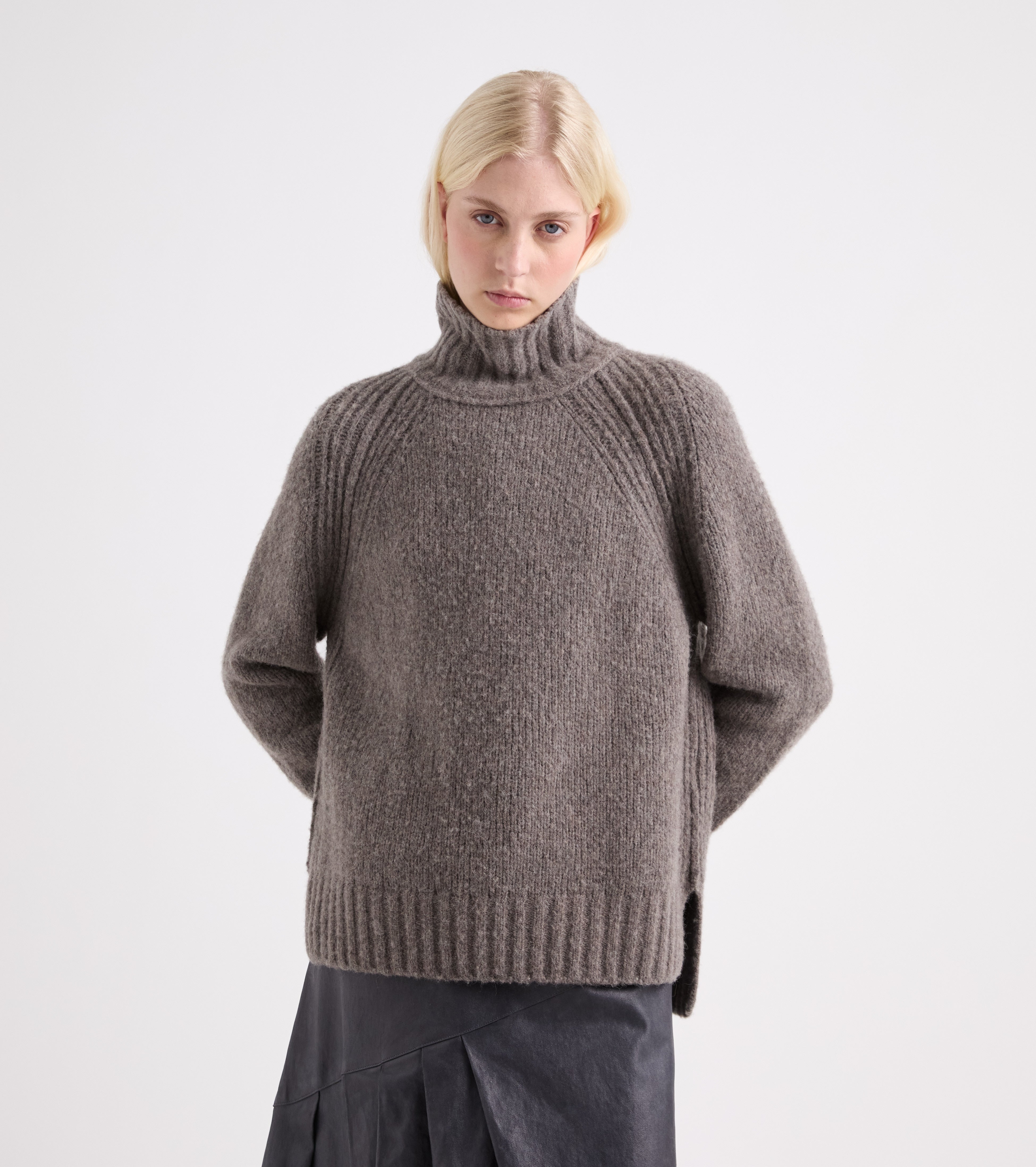 Maglia dolcevita con spacchetti fango