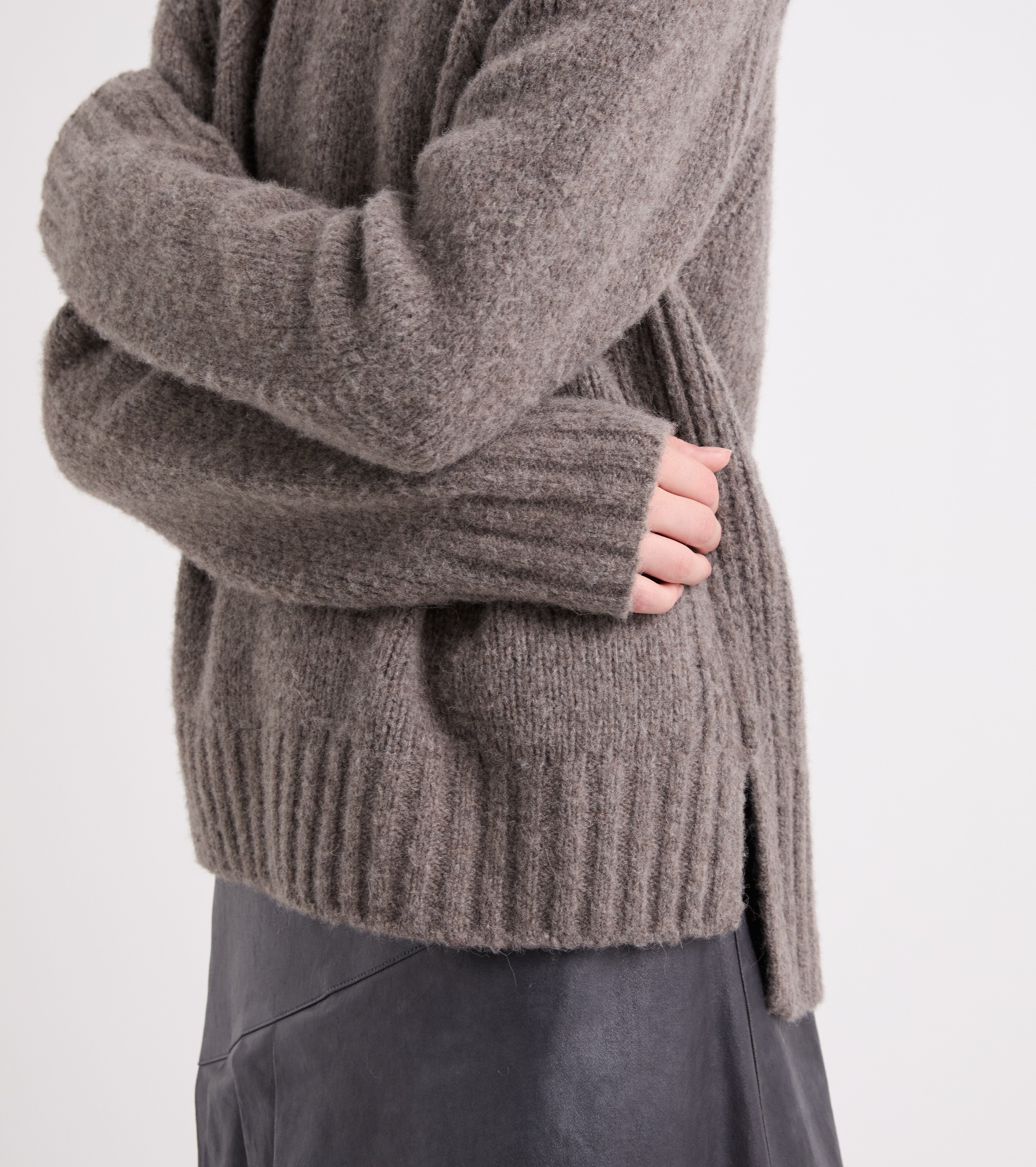 Rullekravebluse med mudderfarvede indsnit