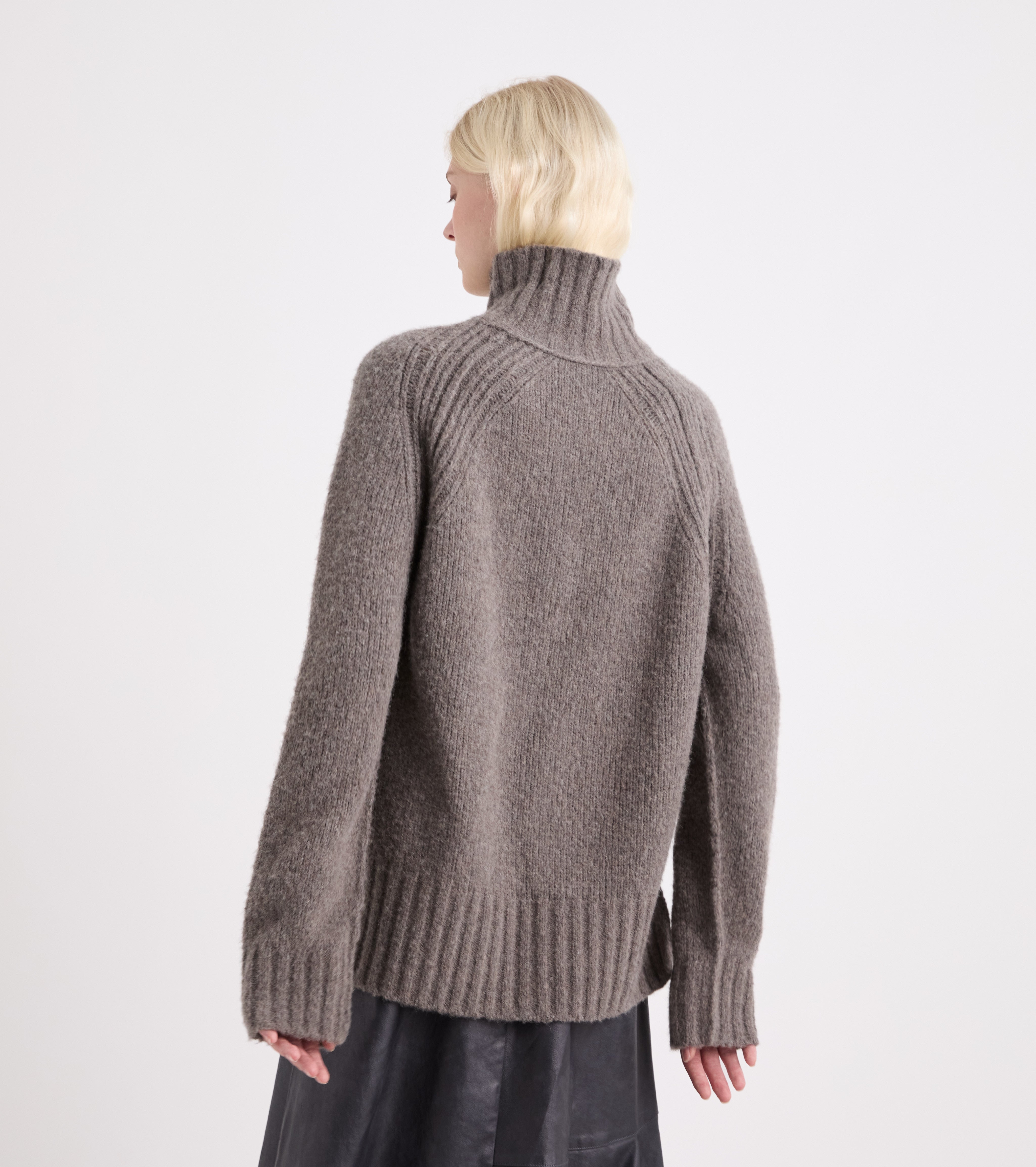 Rullekravebluse med mudderfarvede indsnit