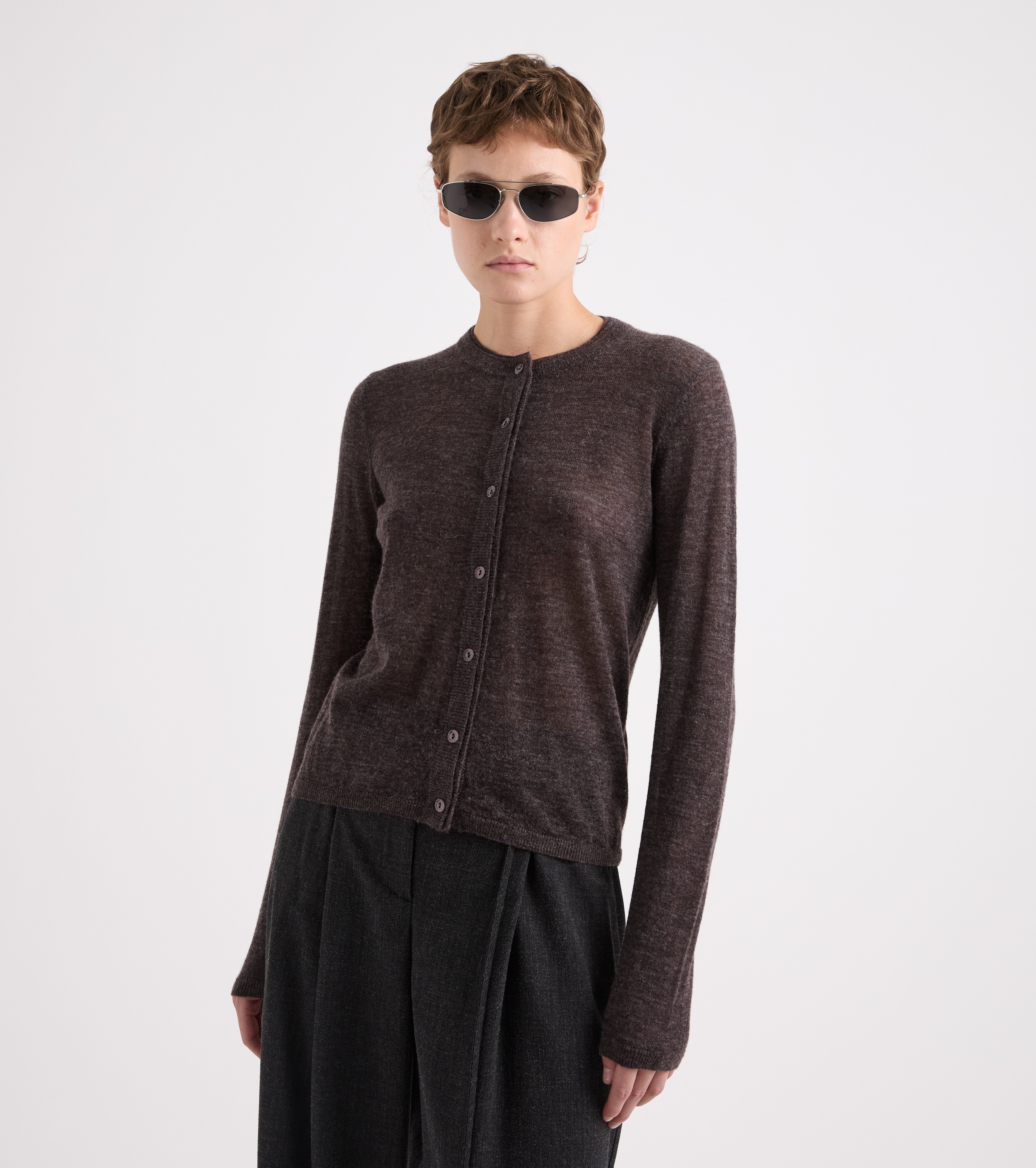 Strikket cardigan med rund hals og knapper i ibenholtfarve