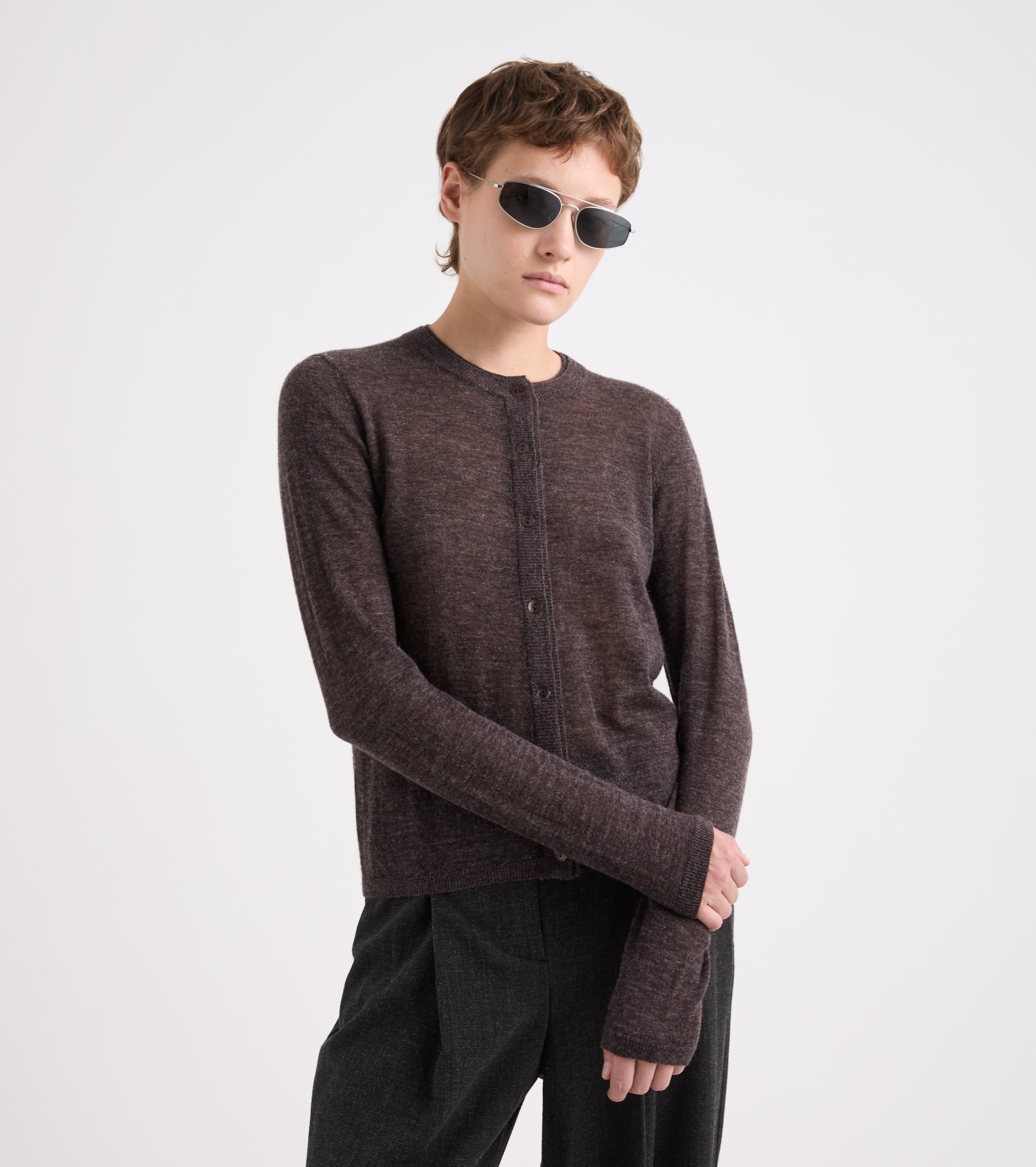Strikket cardigan med rund hals og knapper i ibenholtfarve