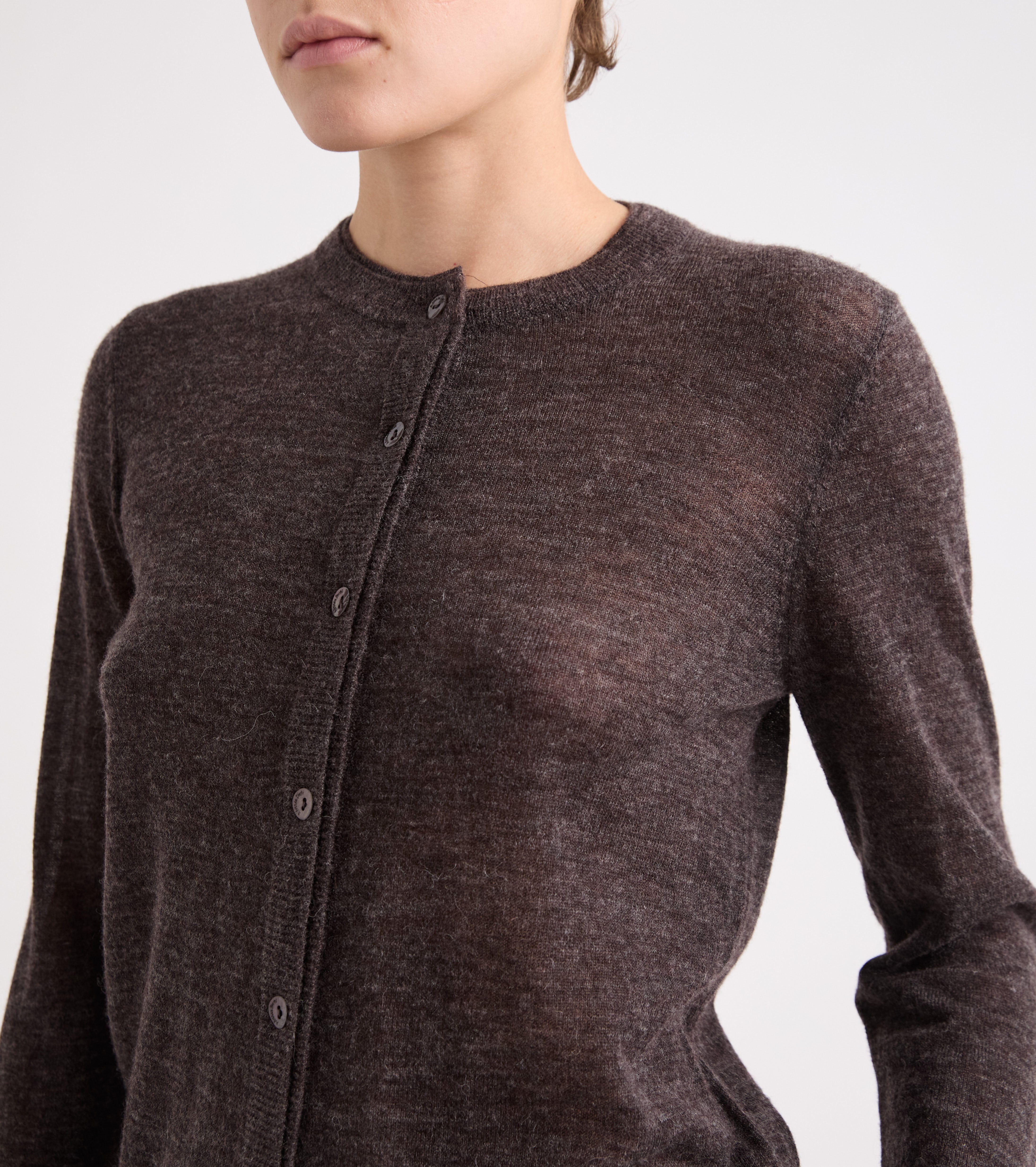 Strikket cardigan med rund hals og knapper i ibenholtfarve