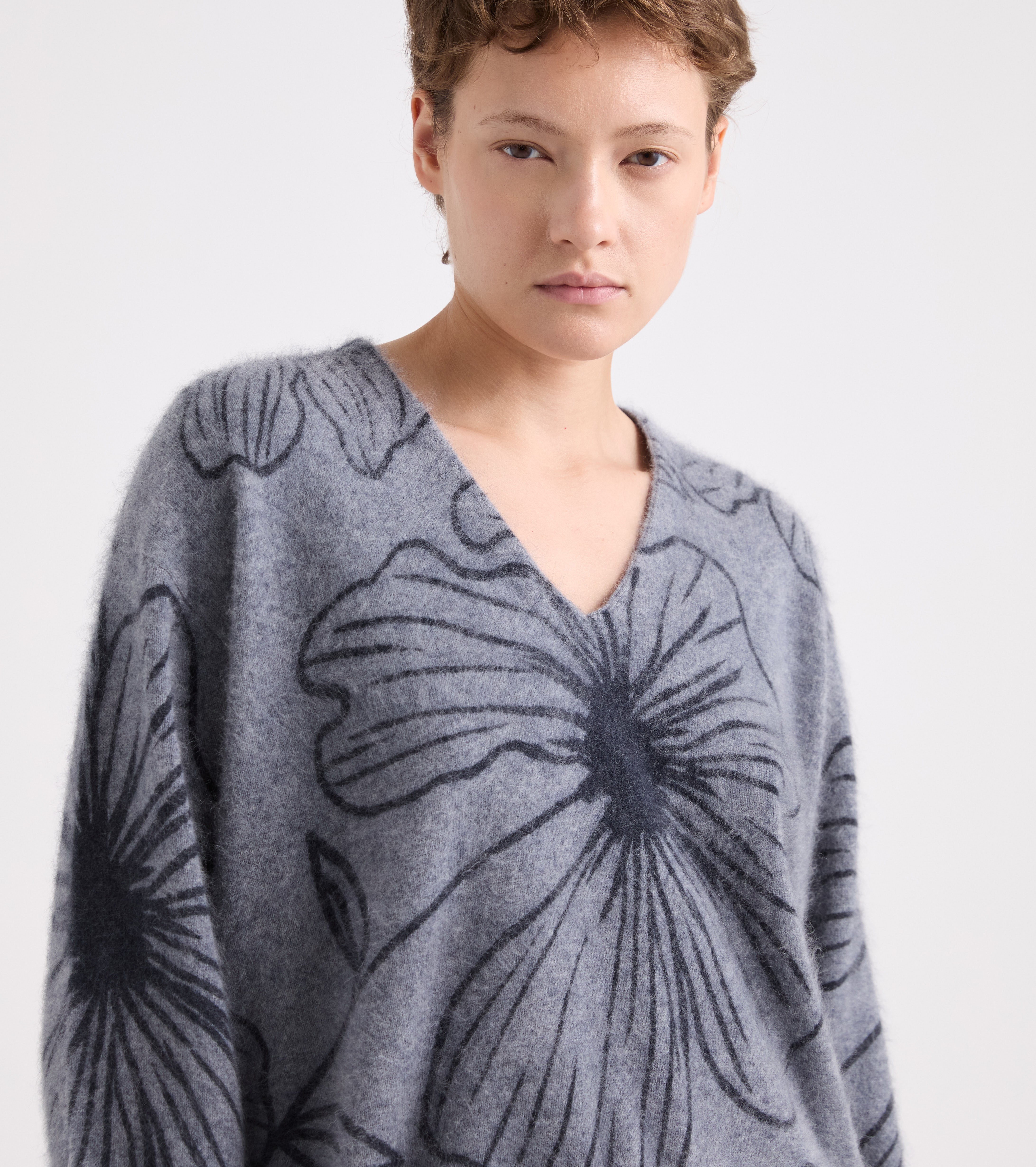 V-neck jumper with a grey-blue print