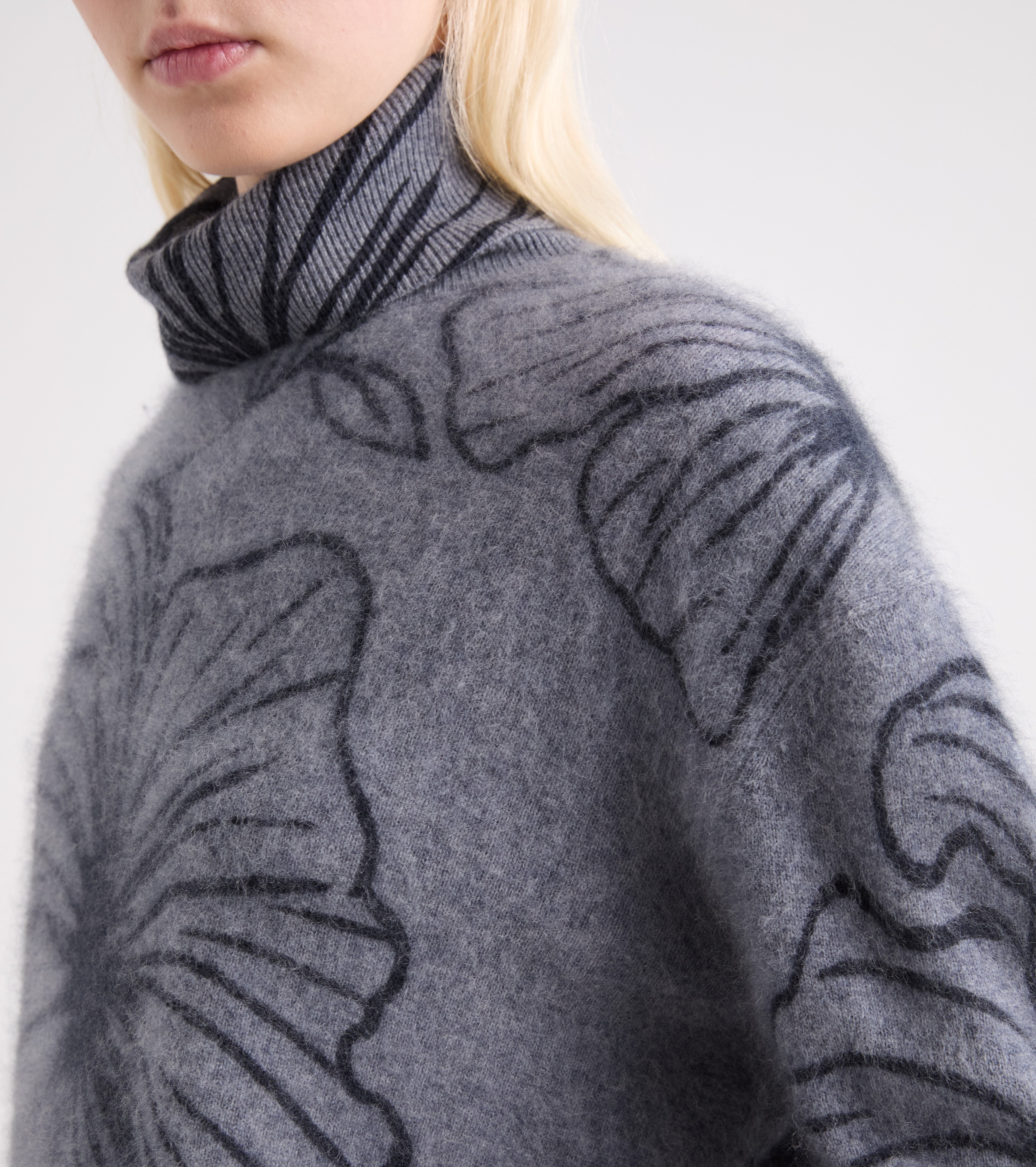 Jersey de cuello alto con estampado floral en gris azulado