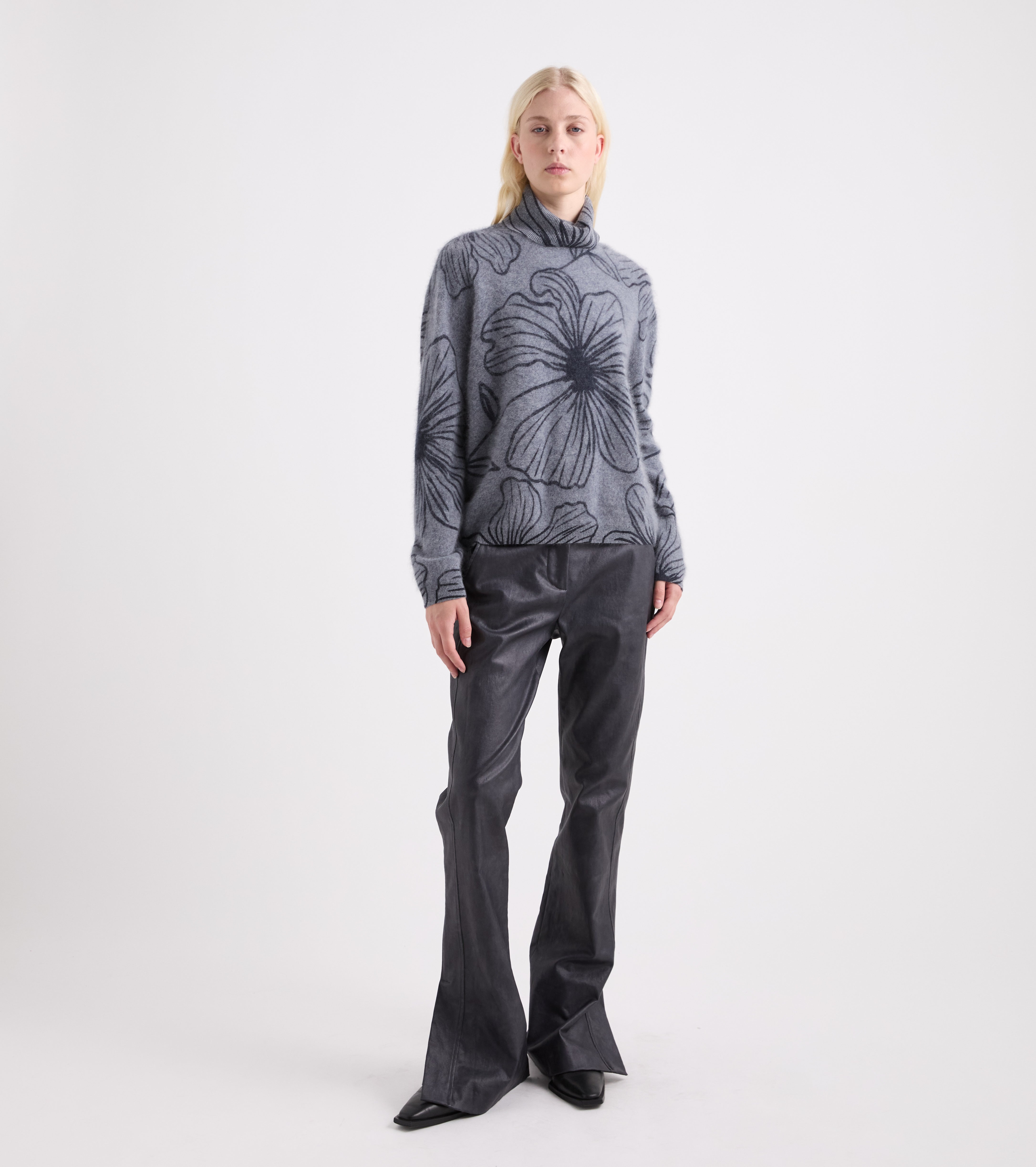 Jersey de cuello alto con estampado floral en gris azulado