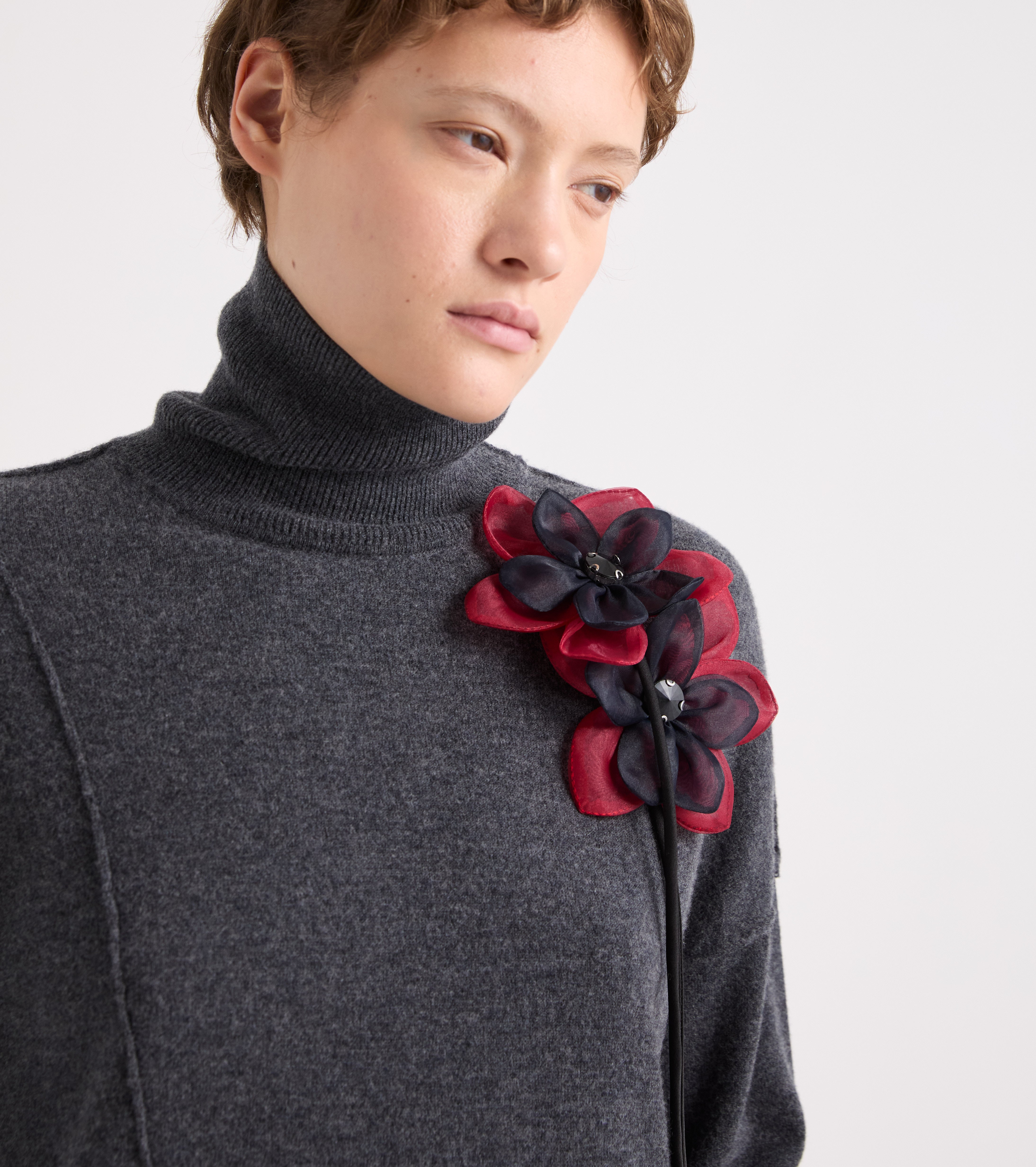 Rullekravebluse med blomst i grå melange