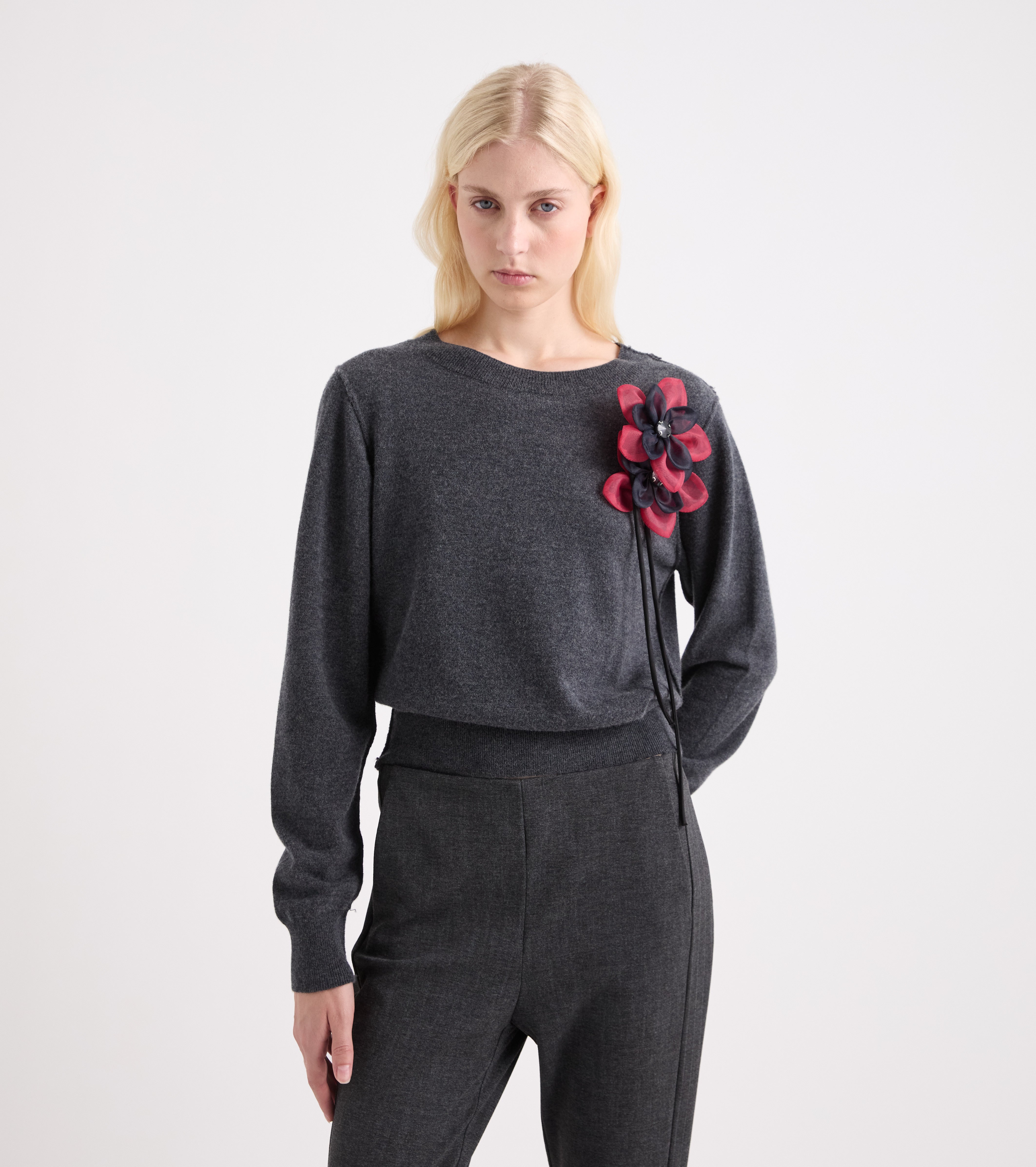 T-shirt med rund hals og grå meleret blomst