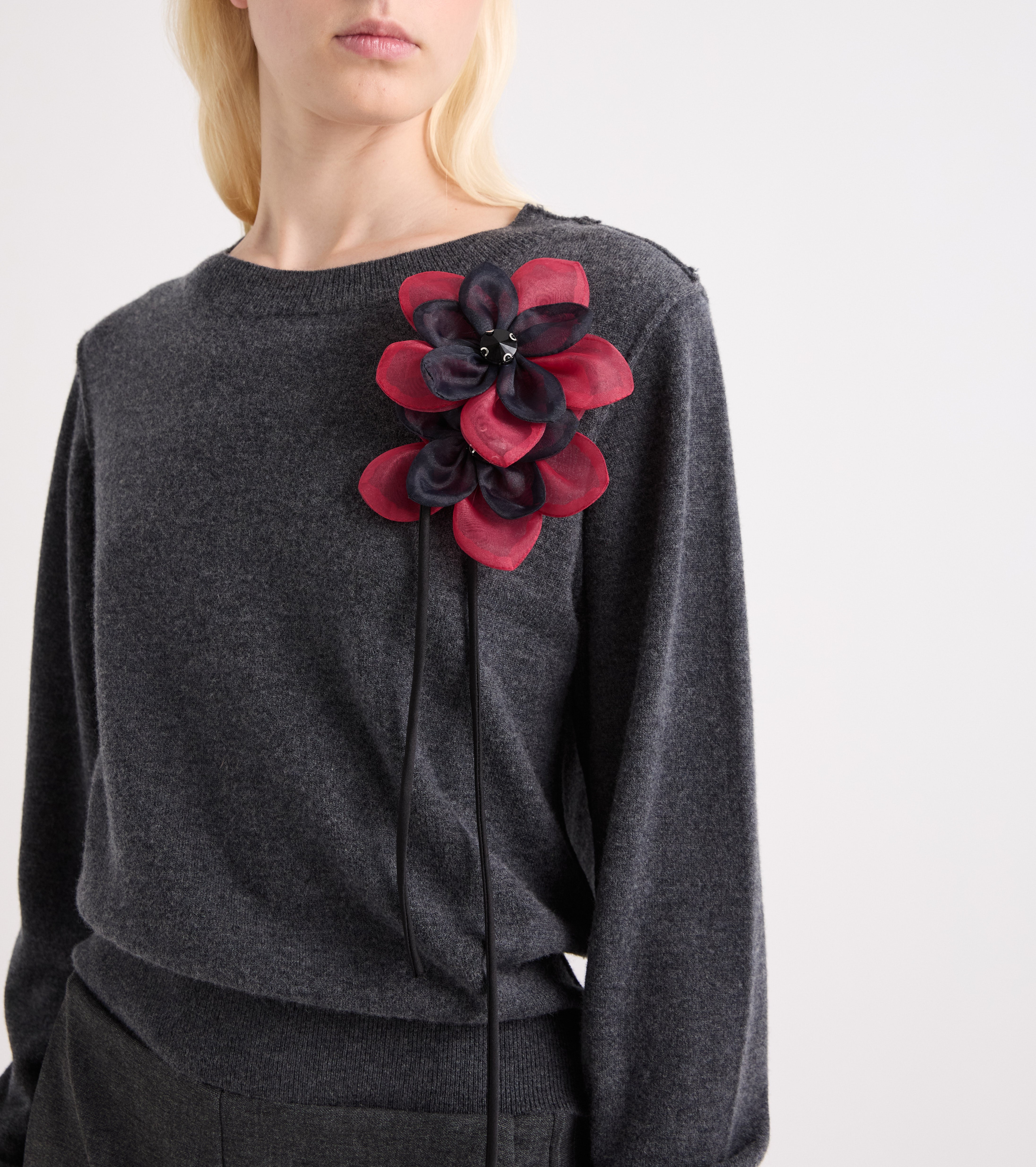 T-shirt med rund hals og grå meleret blomst