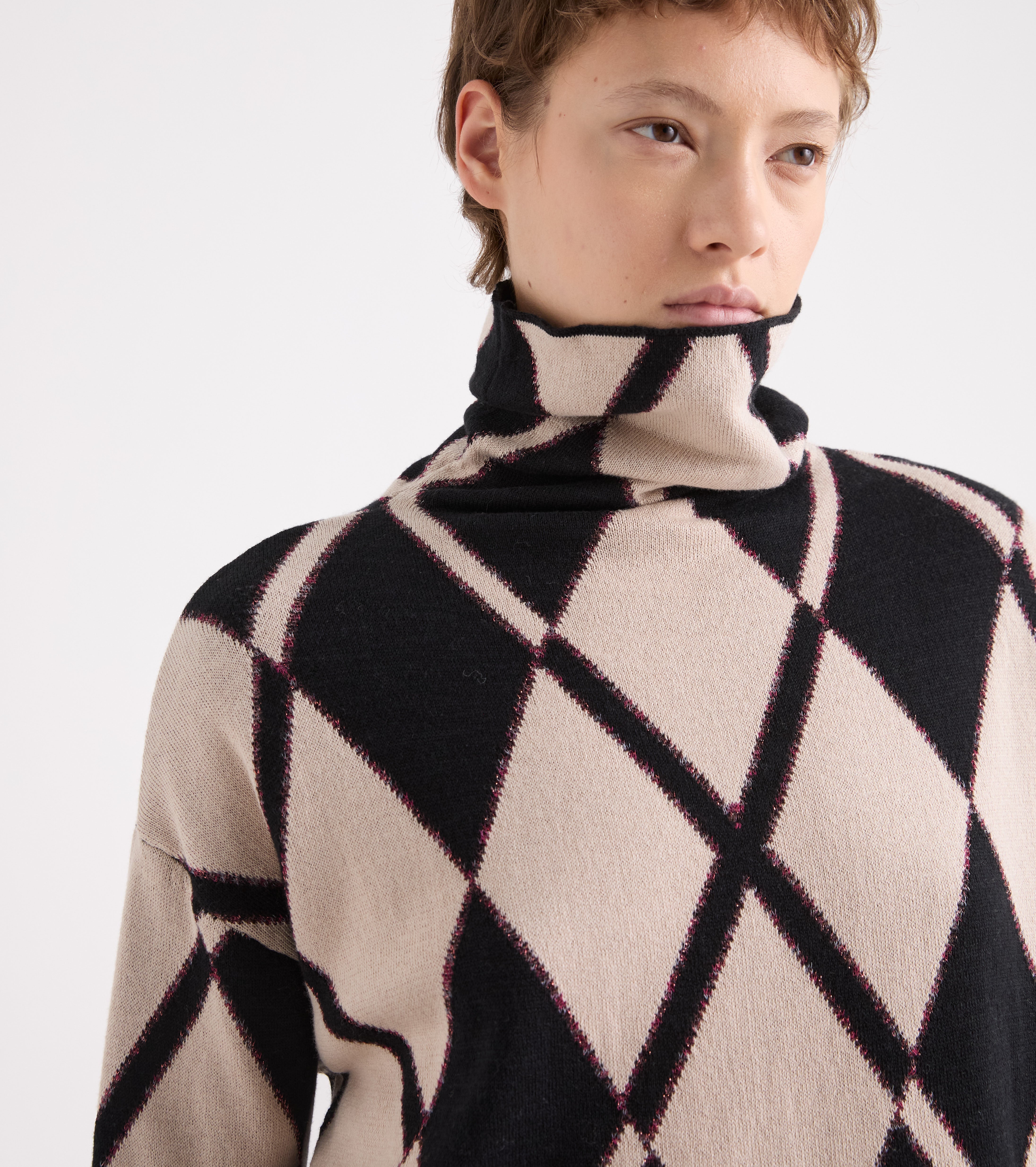 Rullekravebluse i uldblanding, sort og beige