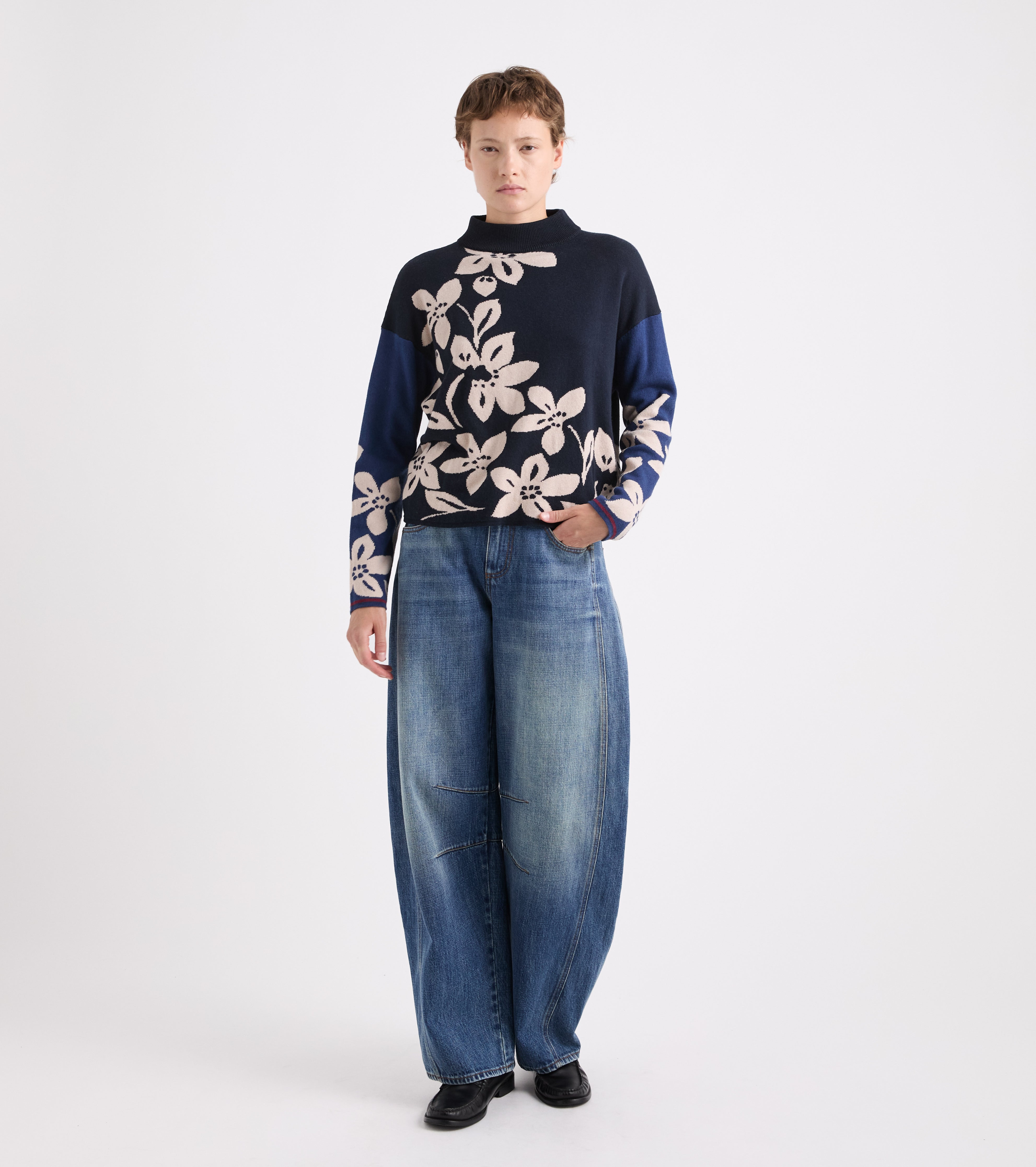 Maglia floreale con collo alto navy beige