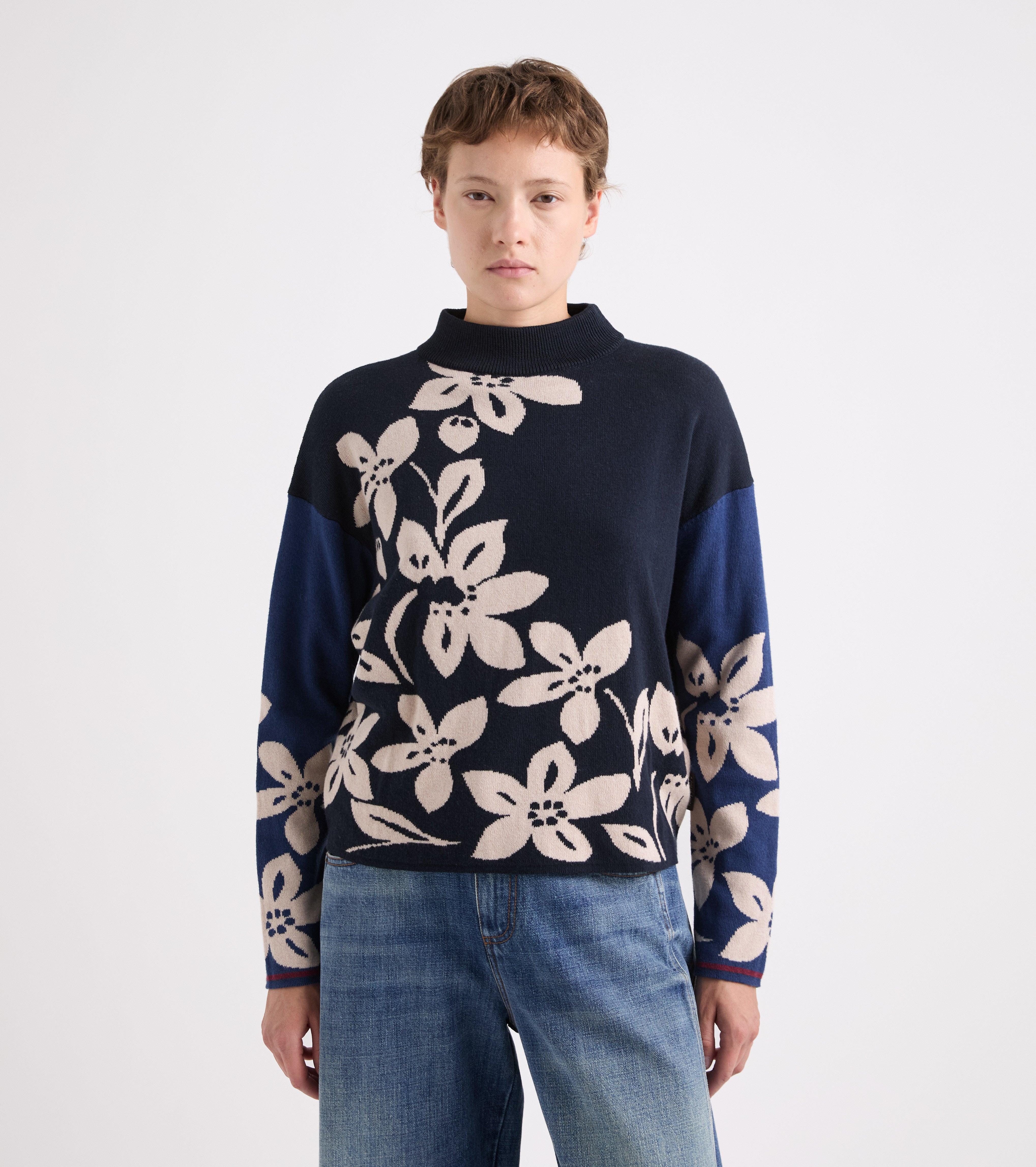 Blomstret trøje med høj hals, navy og beige