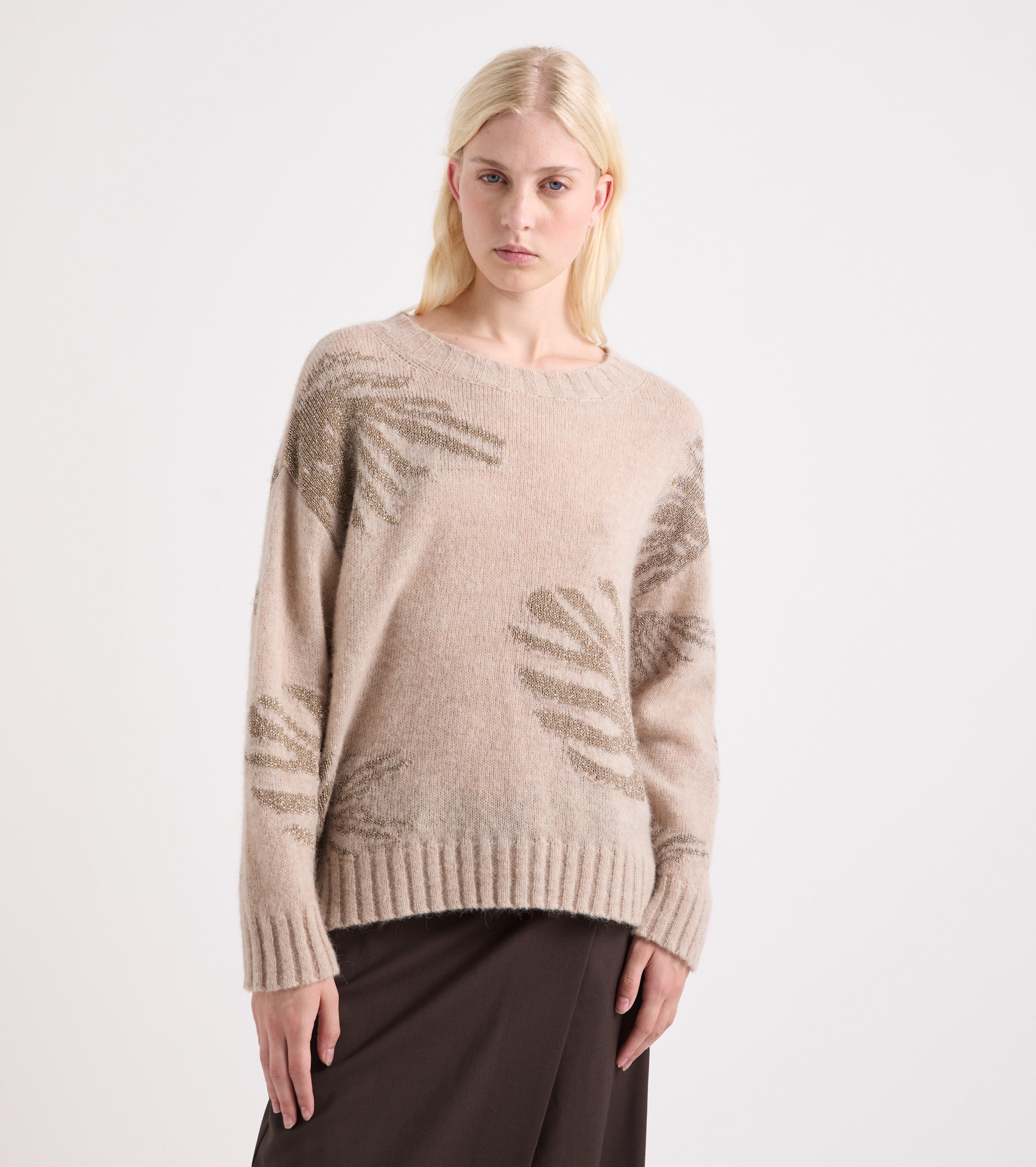 Trøje i uldblanding med bådudskæring i beige lurex