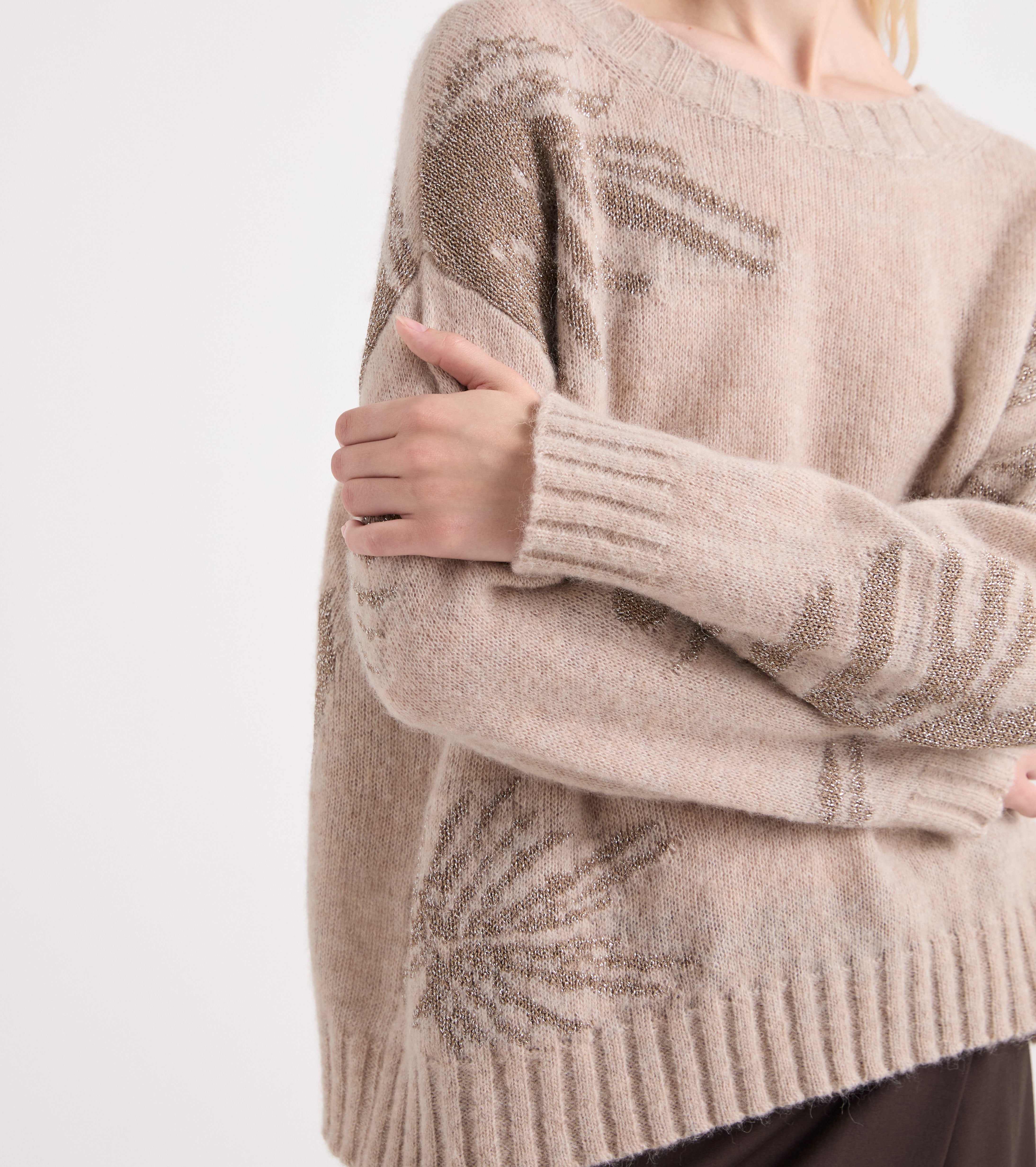Trøje i uldblanding med bådudskæring i beige lurex