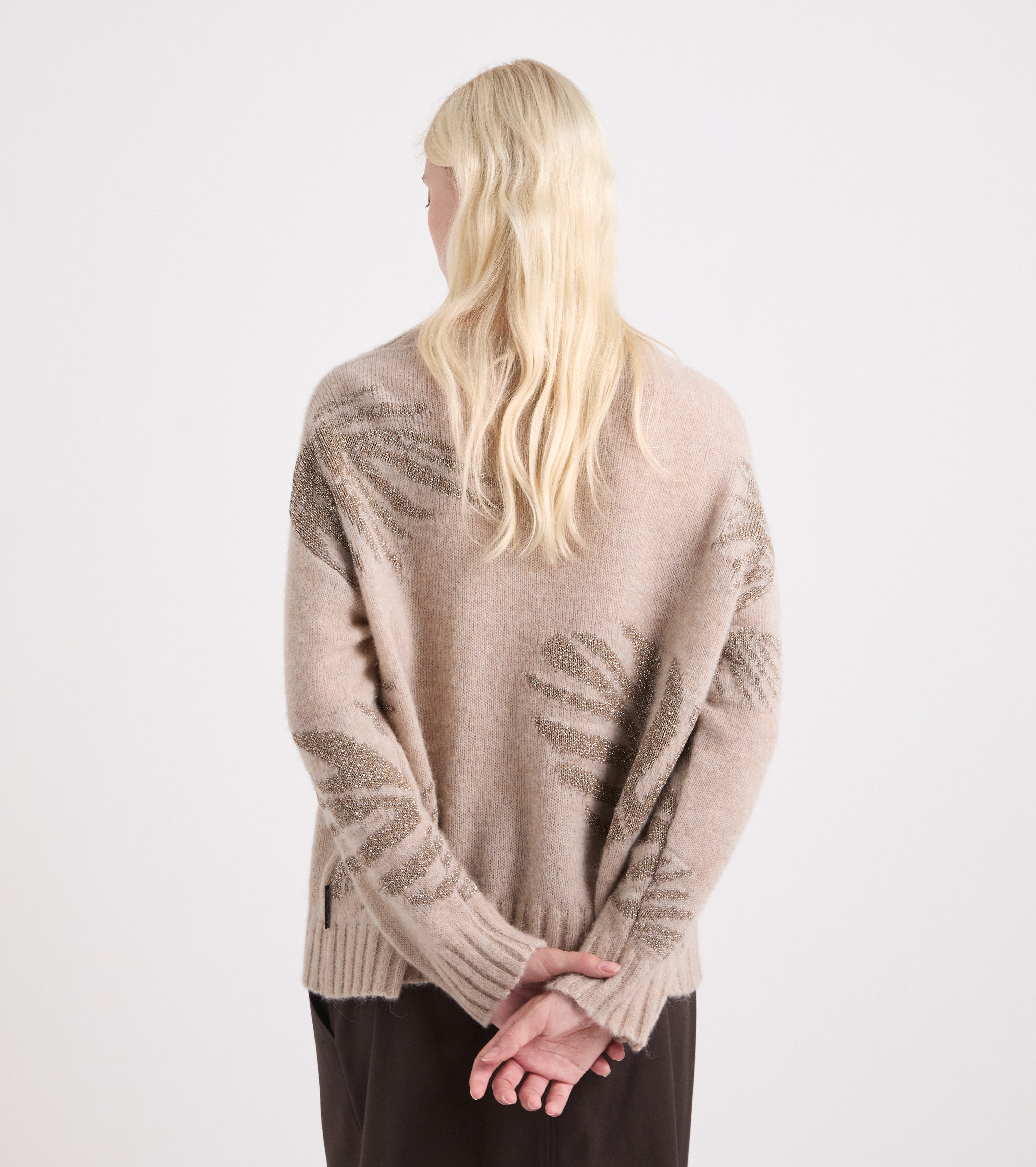 Trøje i uldblanding med bådudskæring i beige lurex