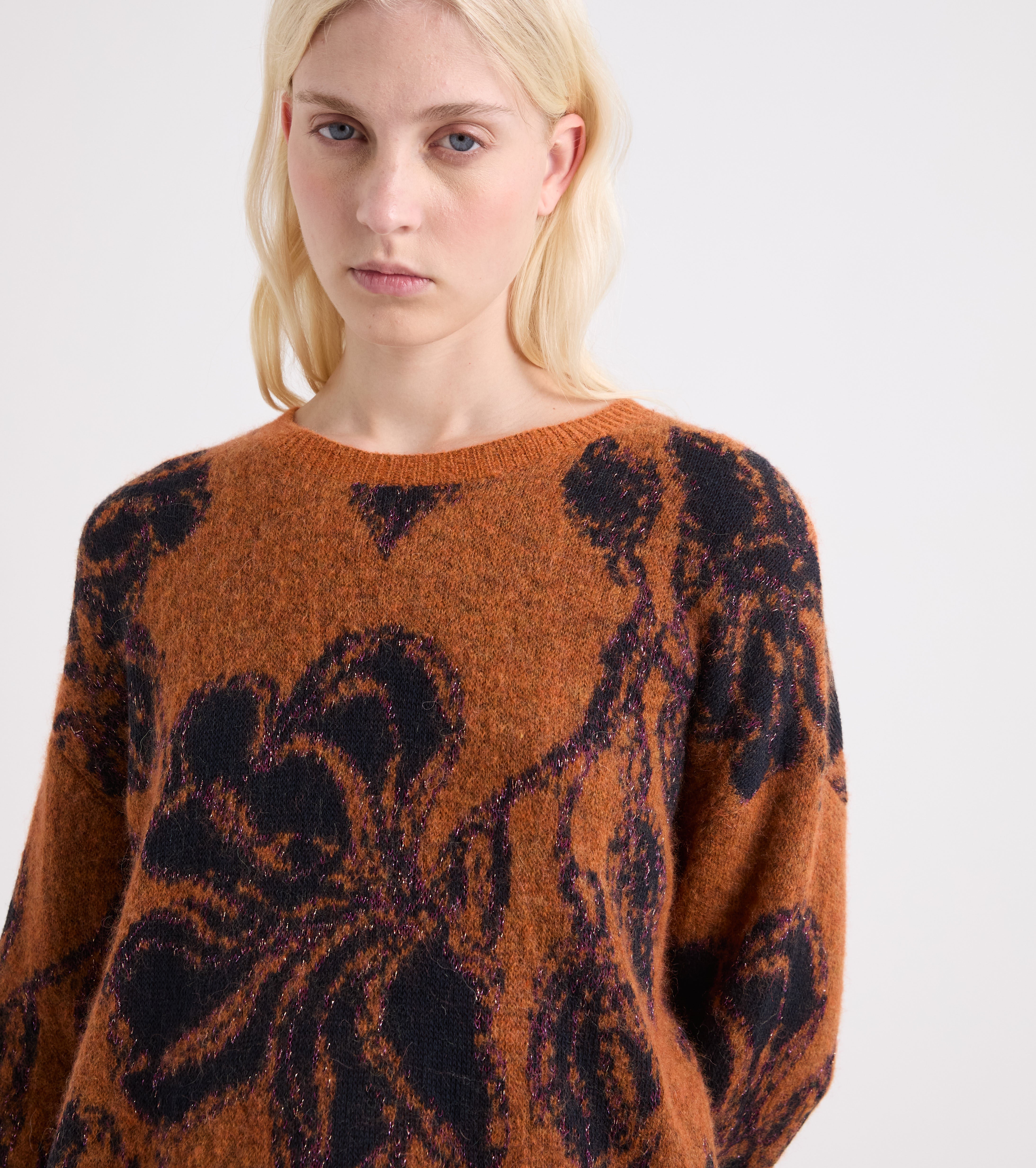 Blomstret trøje i en blanding af alpaca og uld i farverne orange og navy