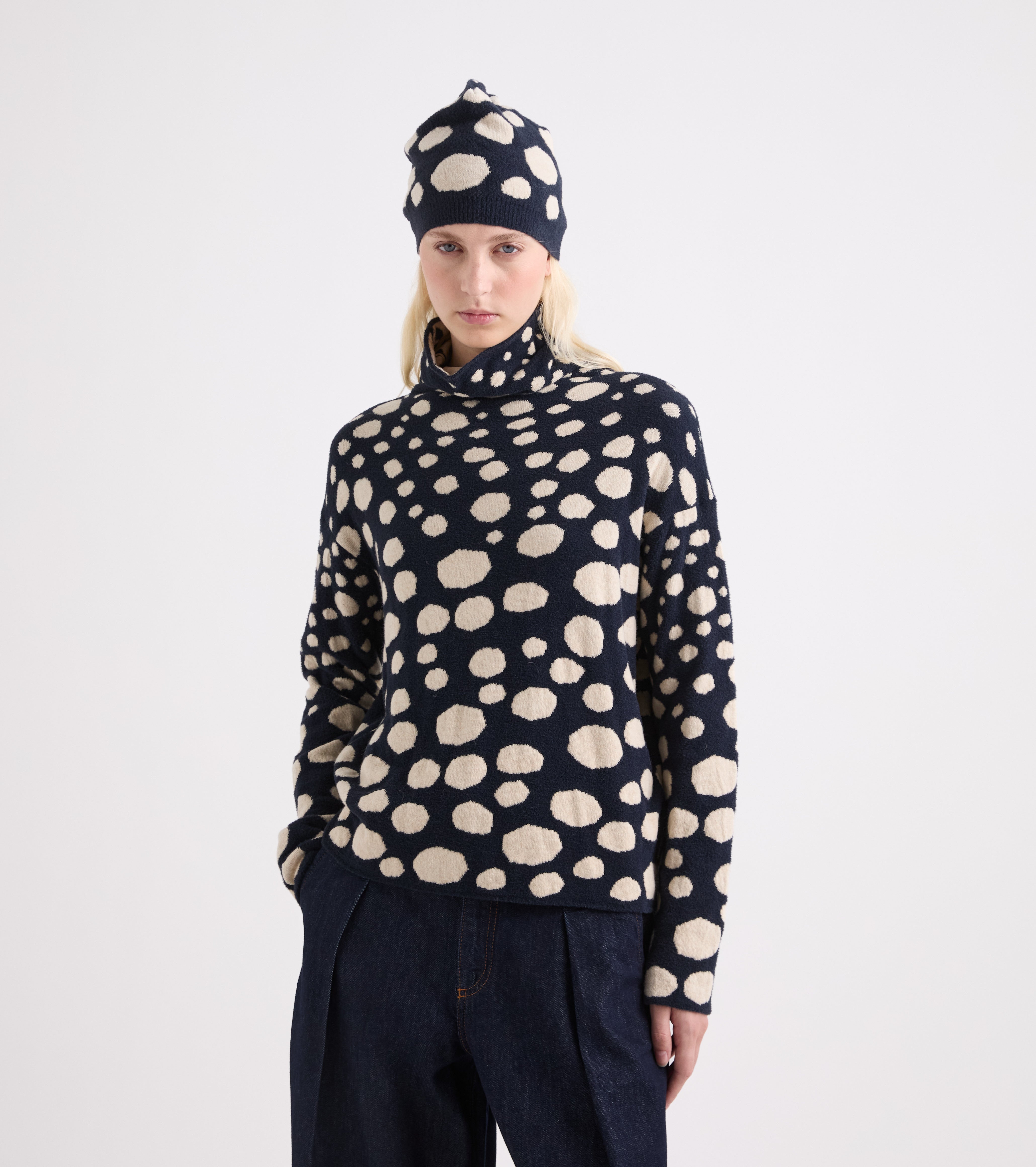 Jacquard-trøje i uldblanding i beige og marineblå