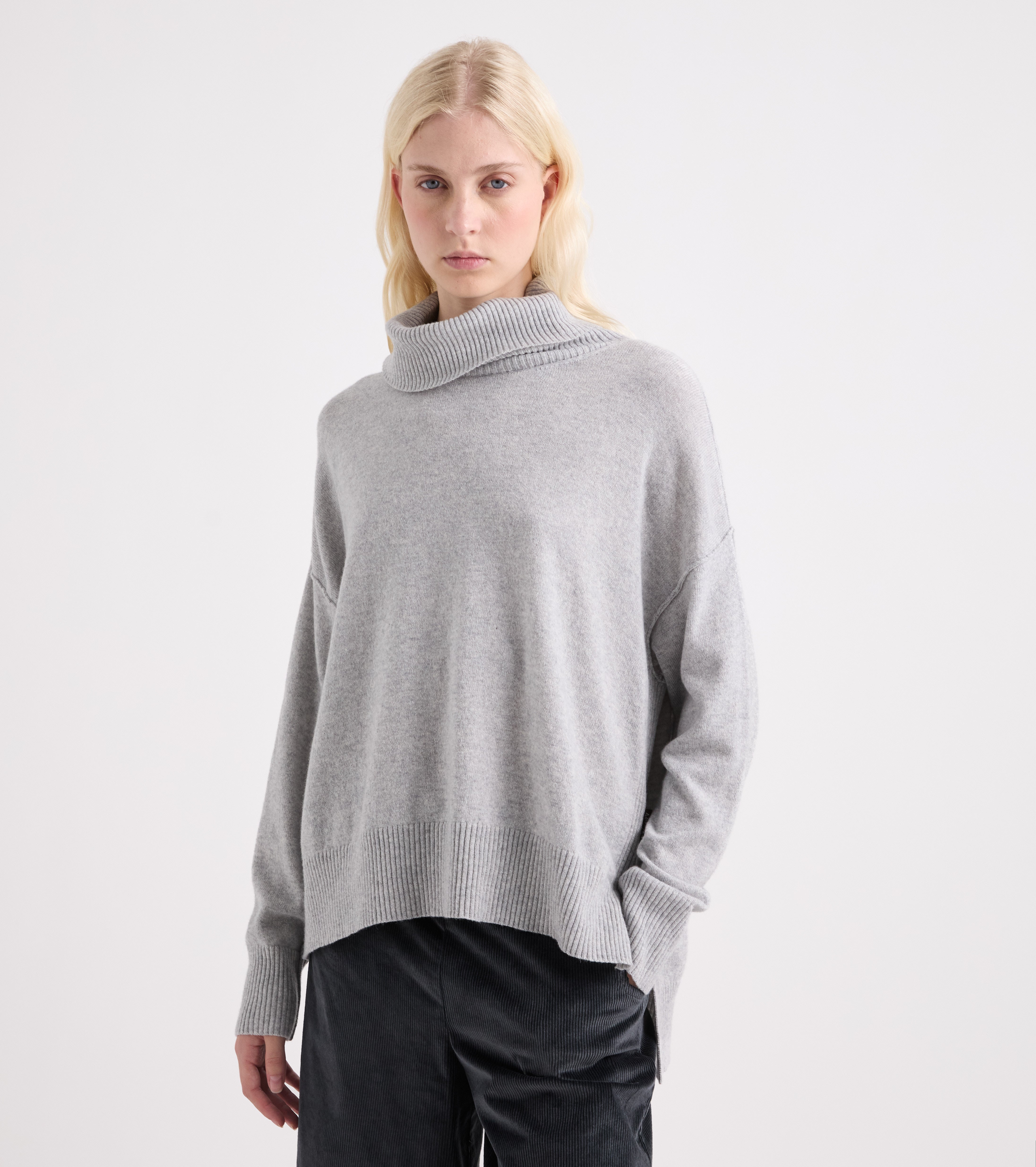 Maglia dolcevita con spacchetti verde