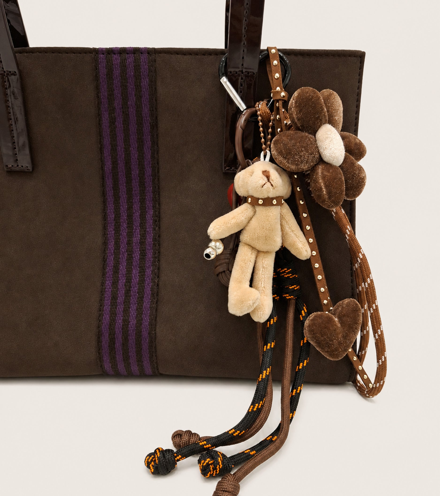 Borsa shopping scamosciata con charm bistro