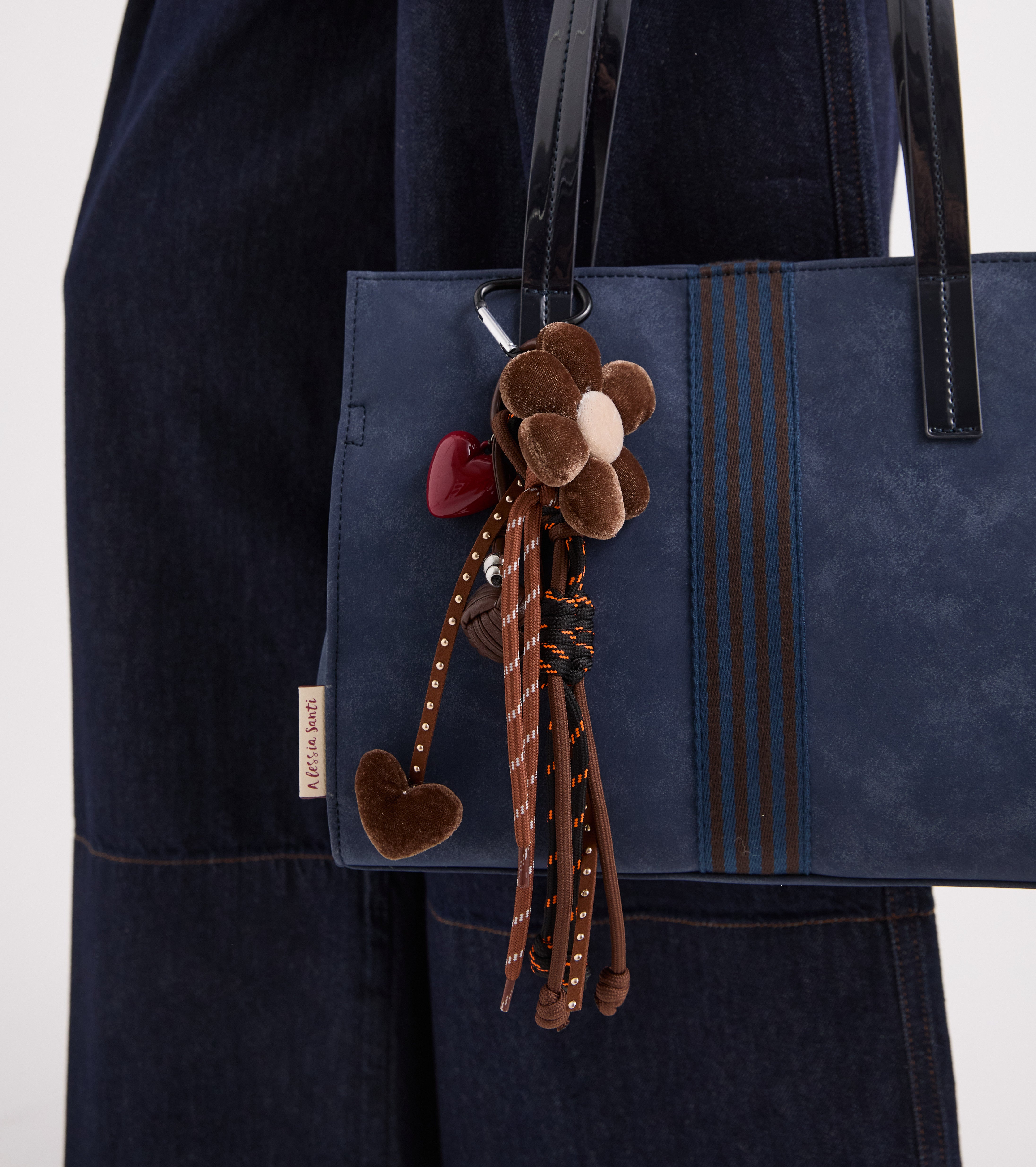 Borsa shopping scamosciata con charm mezzanotte