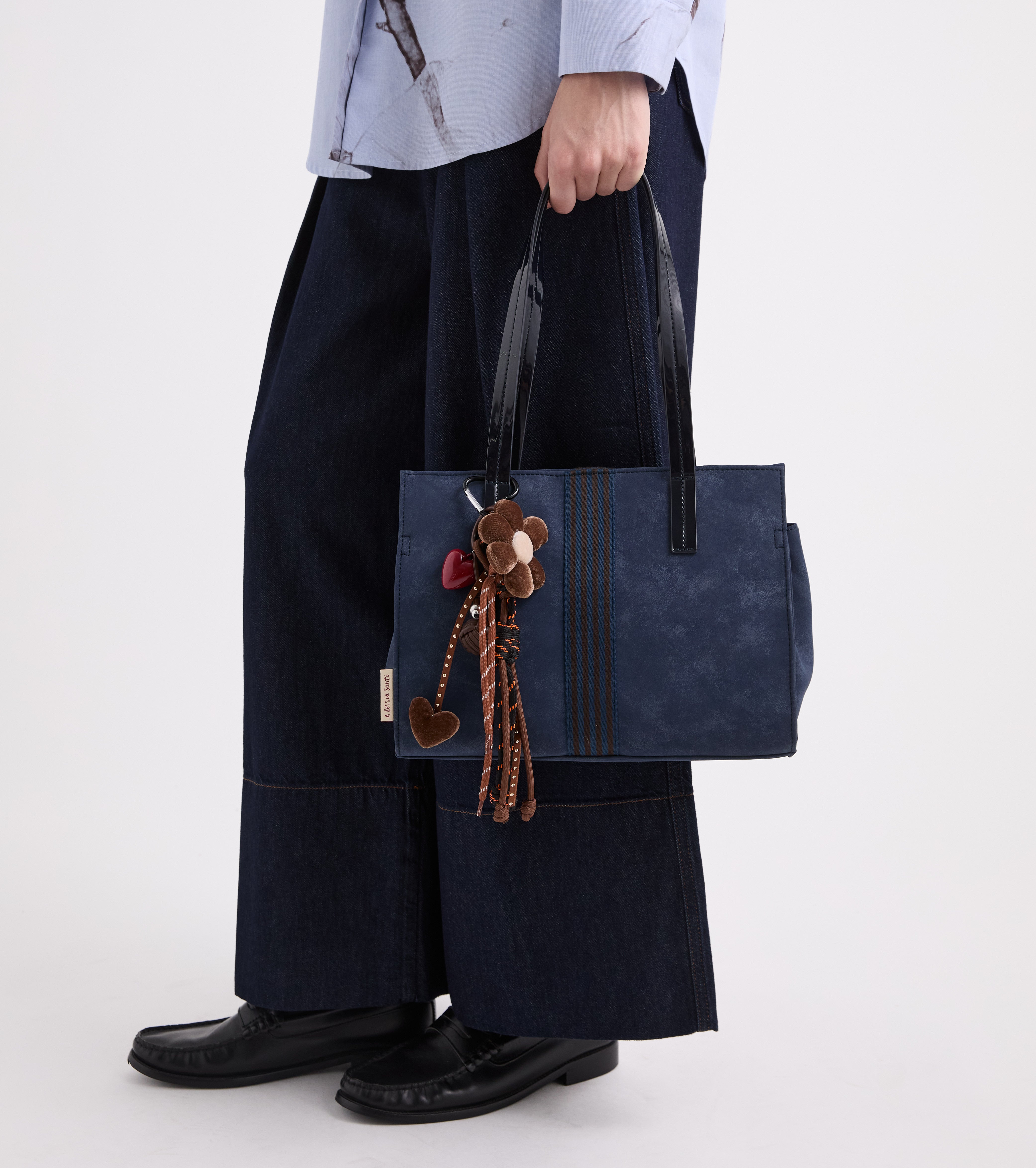 Borsa shopping scamosciata con charm mezzanotte