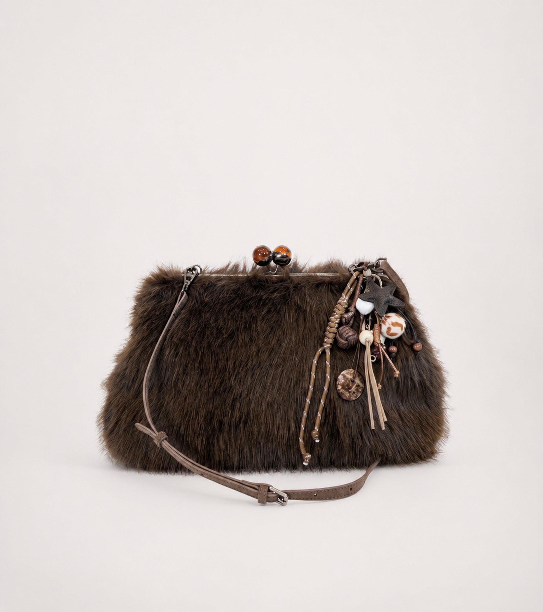 Bolso bandolera con colgantes de corteza
