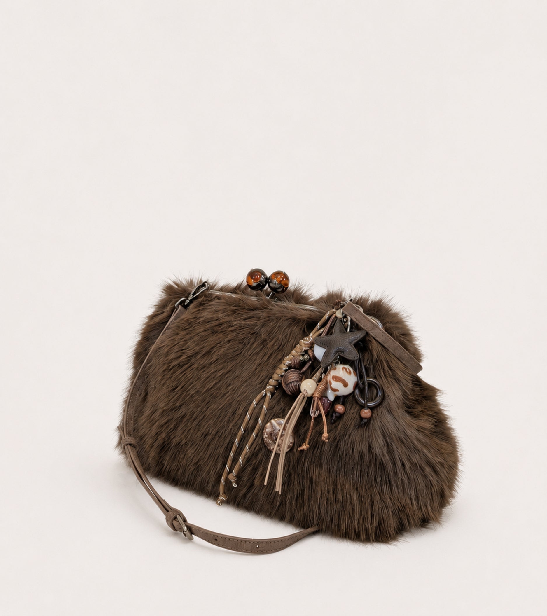Bolso bandolera con colgantes de corteza