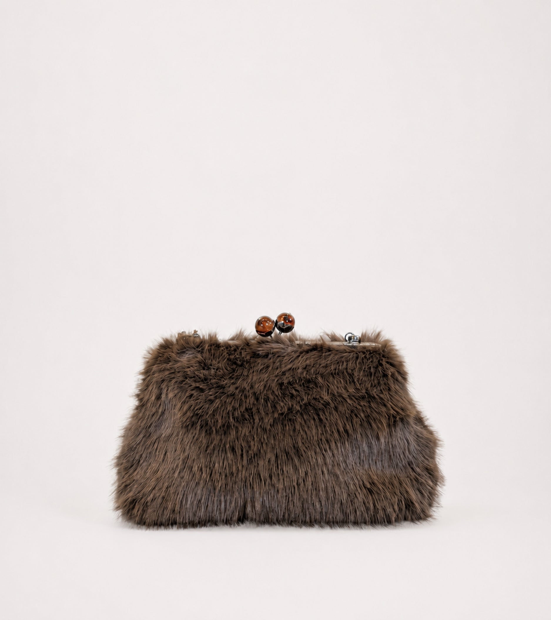 Bolso bandolera con colgantes de corteza